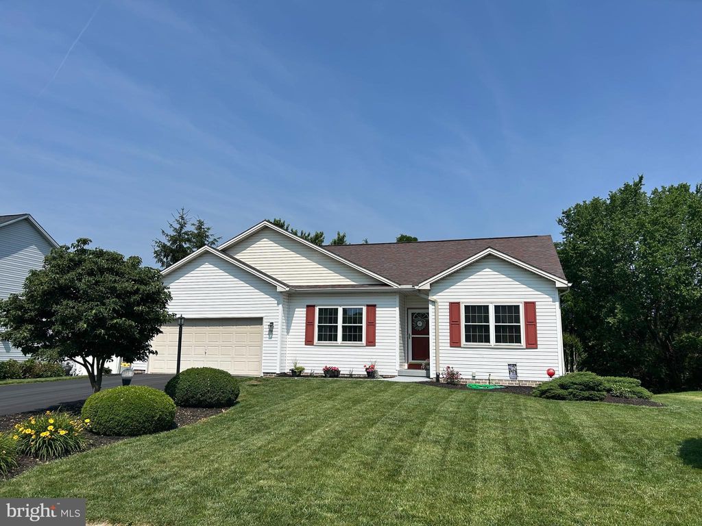 Photo of 1031 Willow Ridge Drive, YORK, PA 17404 (MLS # PAYK2089634)