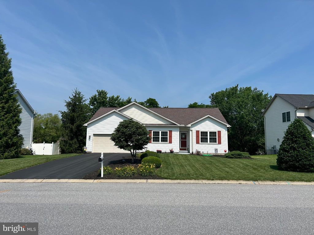 Photo of 1031 Willow Ridge Drive, YORK, PA 17404 (MLS # PAYK2089634)