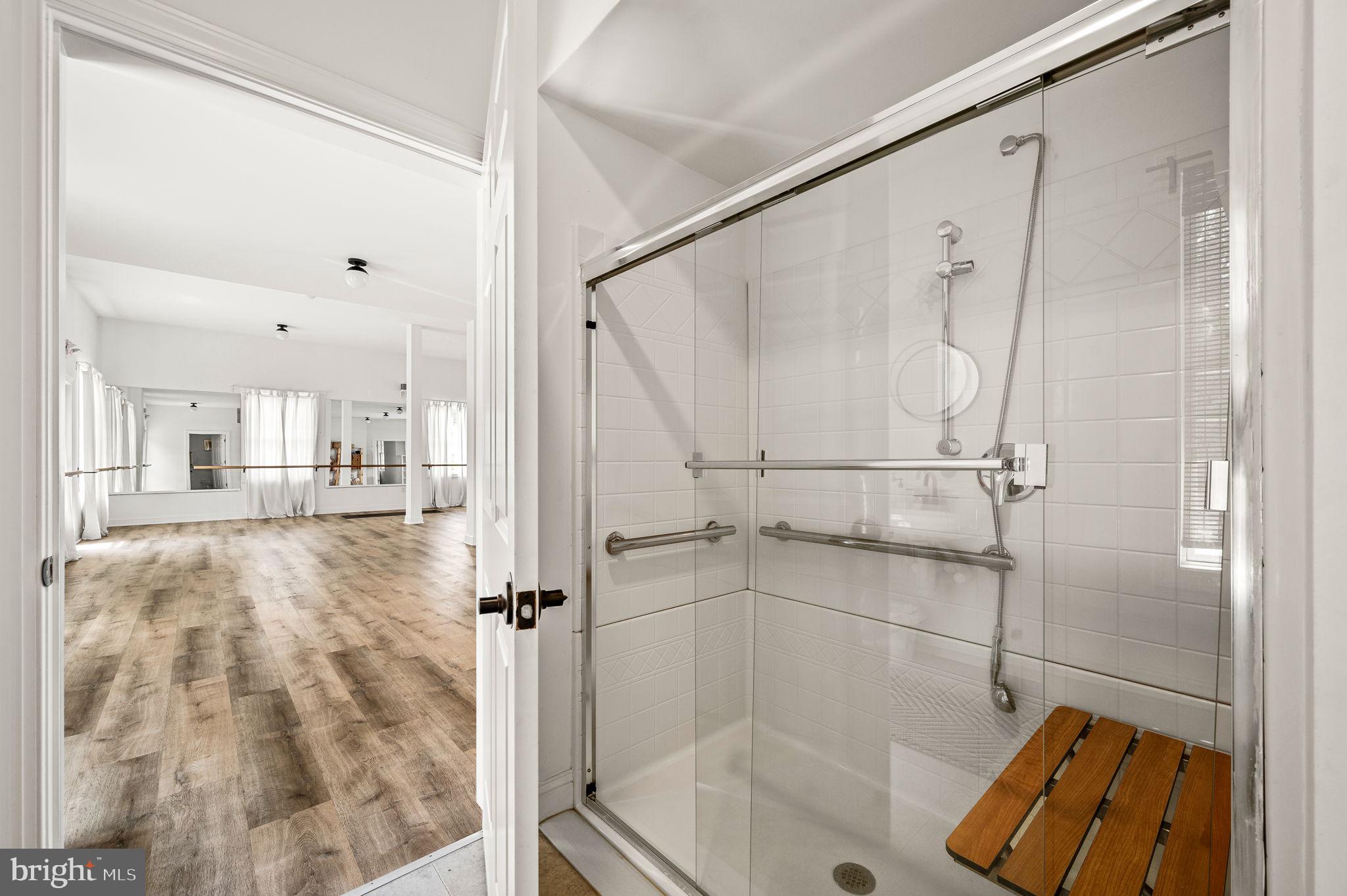 FLOURTOWN - Commercial Sale