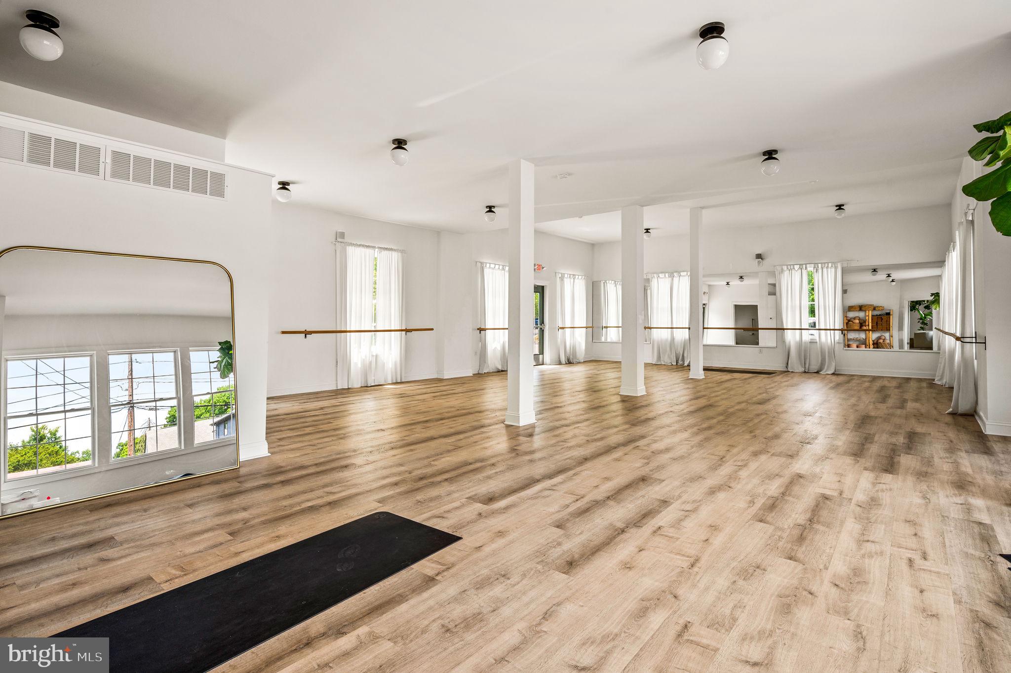 FLOURTOWN - Commercial Sale