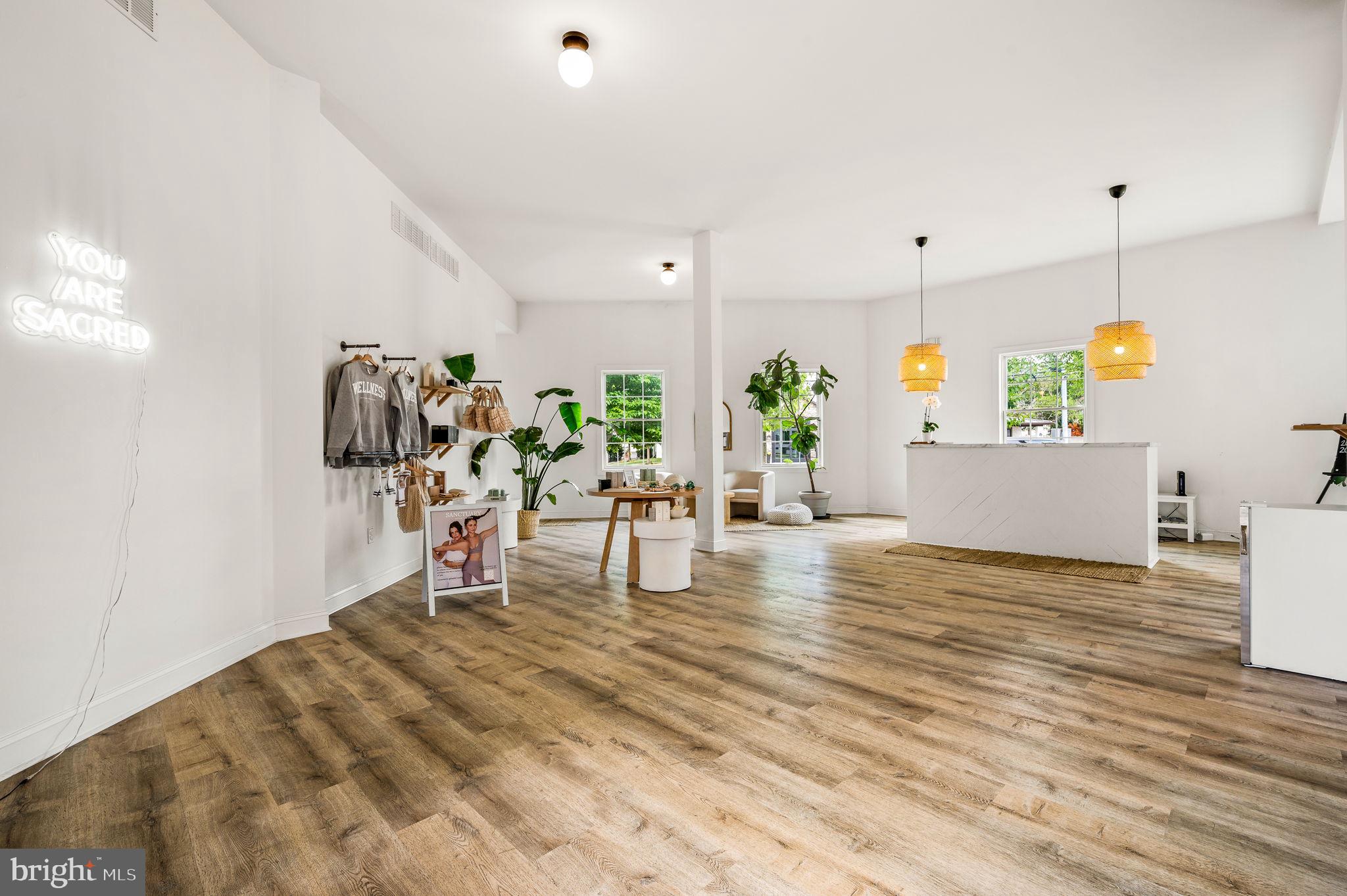 FLOURTOWN - Commercial Sale