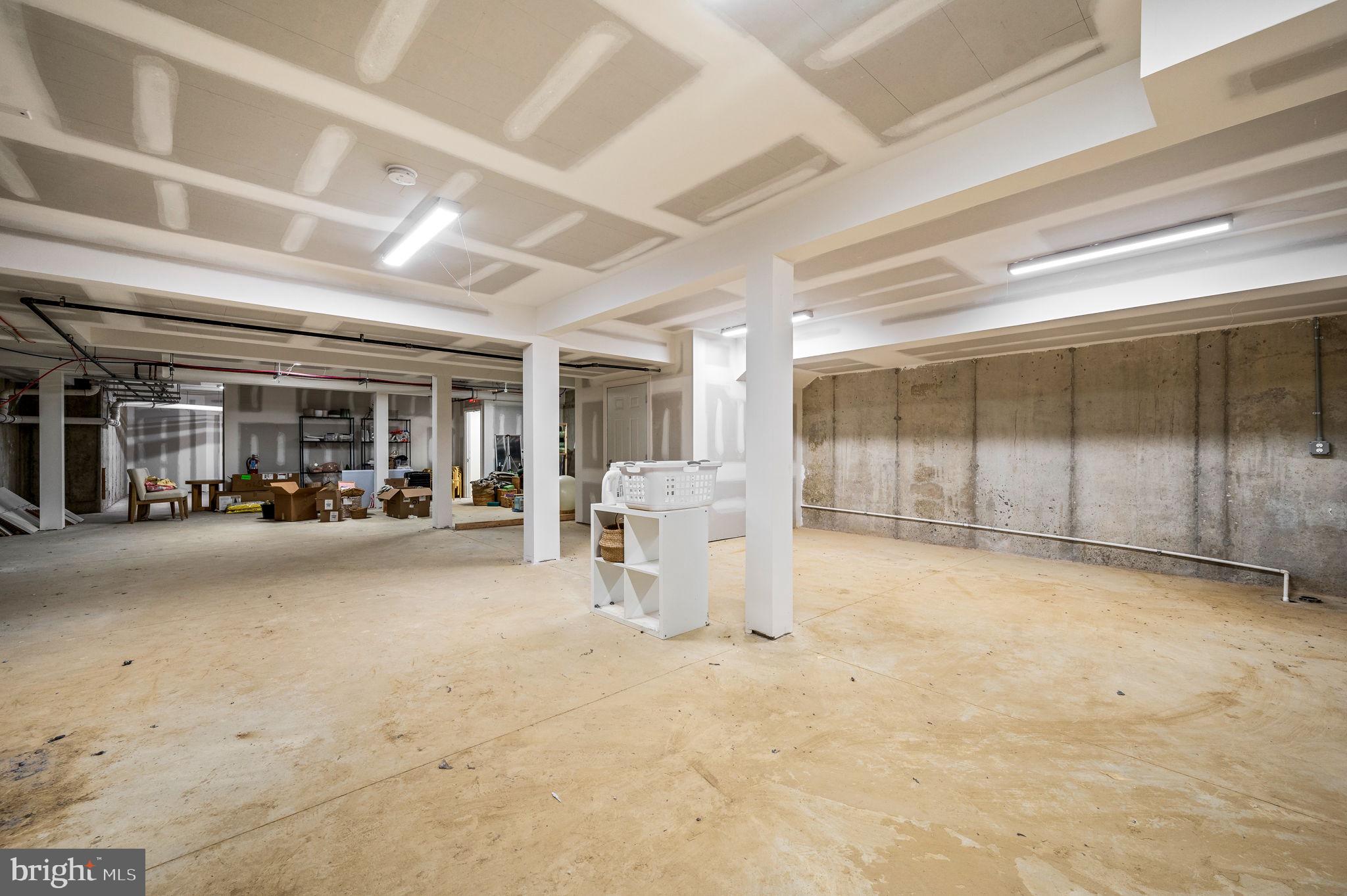 FLOURTOWN - Commercial Sale