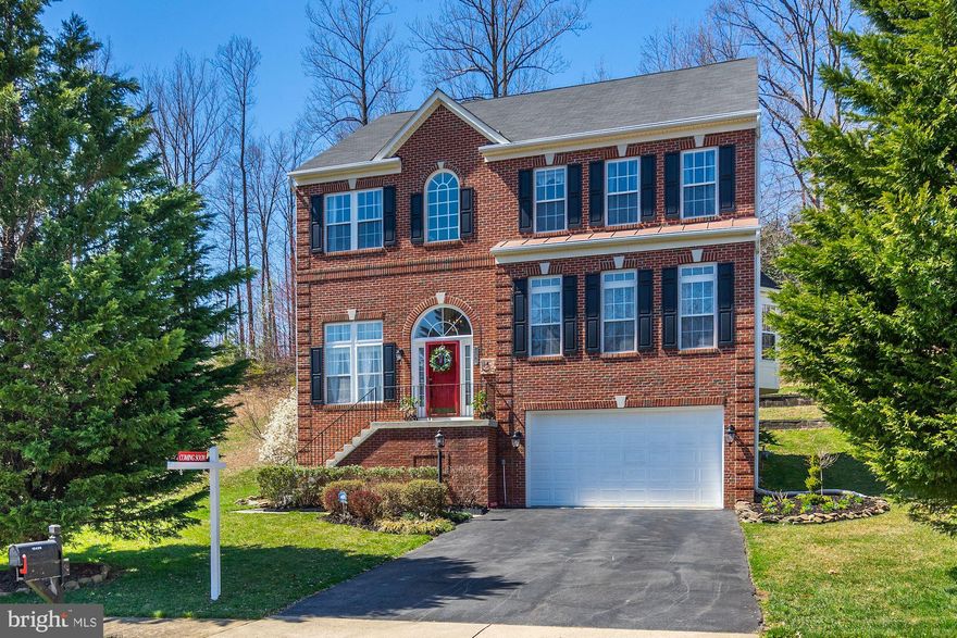 Gorgeous single family home with over 4,700 sqft of living space!  The main level features plentiful natural light, gleaming hardwood floors, separate dining room, a gourmet eat-in kitchen, tray ceilings, fireplace and more!  The upper levels feature a beautiful en suite master, with soaking tub, walk-in shower, and huge closets.  Three additional spacious bedrooms and bathroom finish out the upper level.  The finished basement features an open rec room complete with a wet bar and bonus room. Spacious deck perfect for entertaining! Two car garage.   Amazing location in Woodbridge only 1 mile to the VRE! lots of shops & restaurants nearby! Situated near I-95 and US-1 allowing for an easy commute to Old Town, Pentagon and DC.