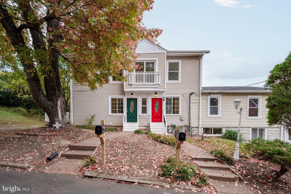 Photo of 3305 17th Street N #A, ARLINGTON, VA 22201 (MLS # VAAR2065428)