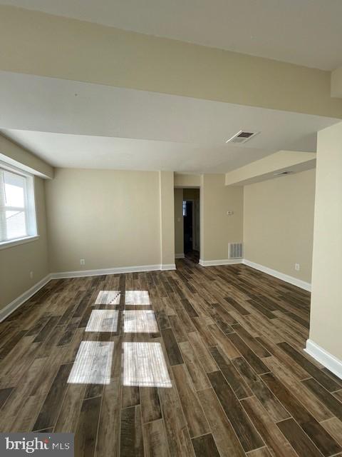 Conveniently located large one bedroom, located steps away from transportation, shopping, restaurants and parks!! Fully renovated unit, bright with designer finishes.