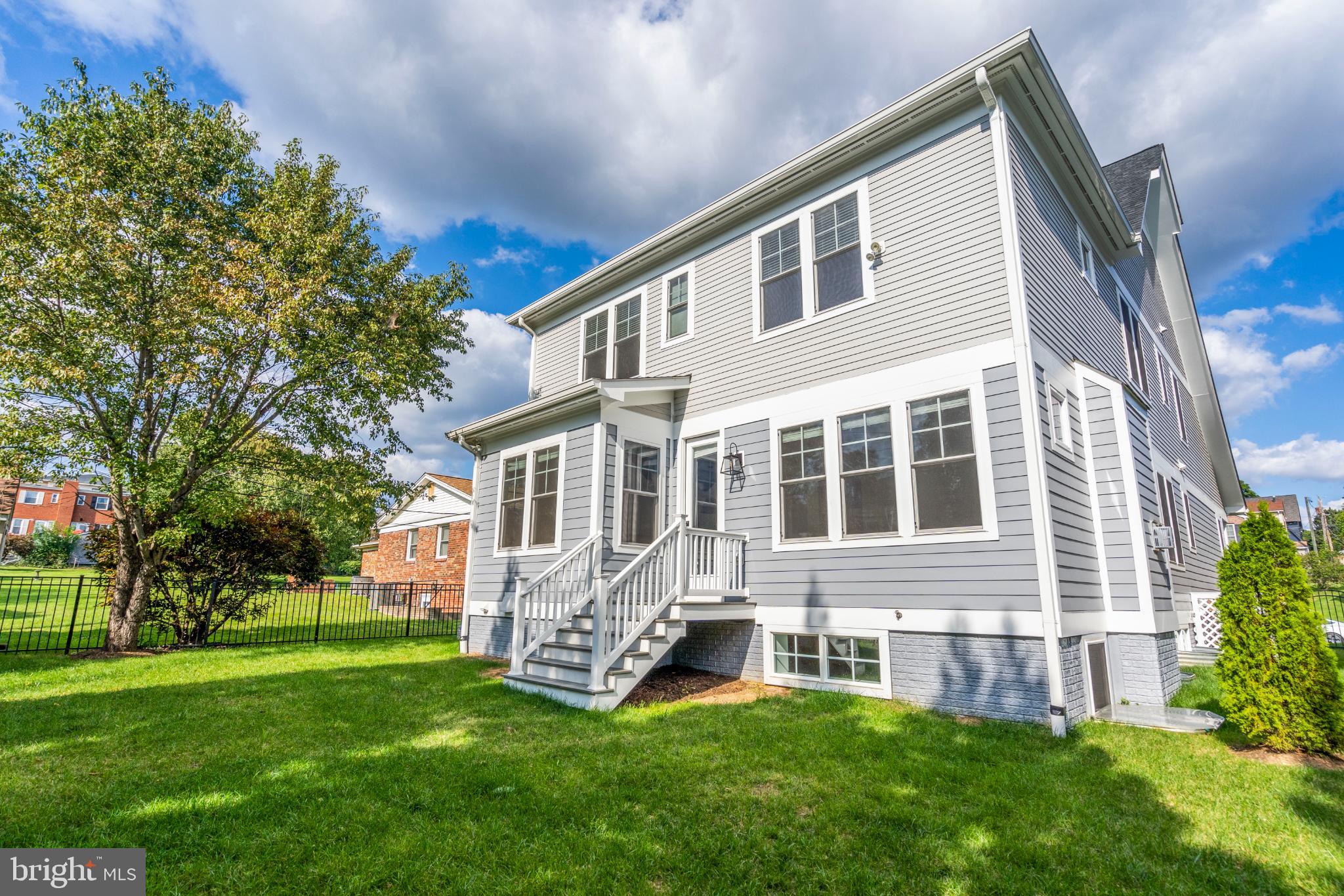 HIGHVIEW PARK - Residential Lease