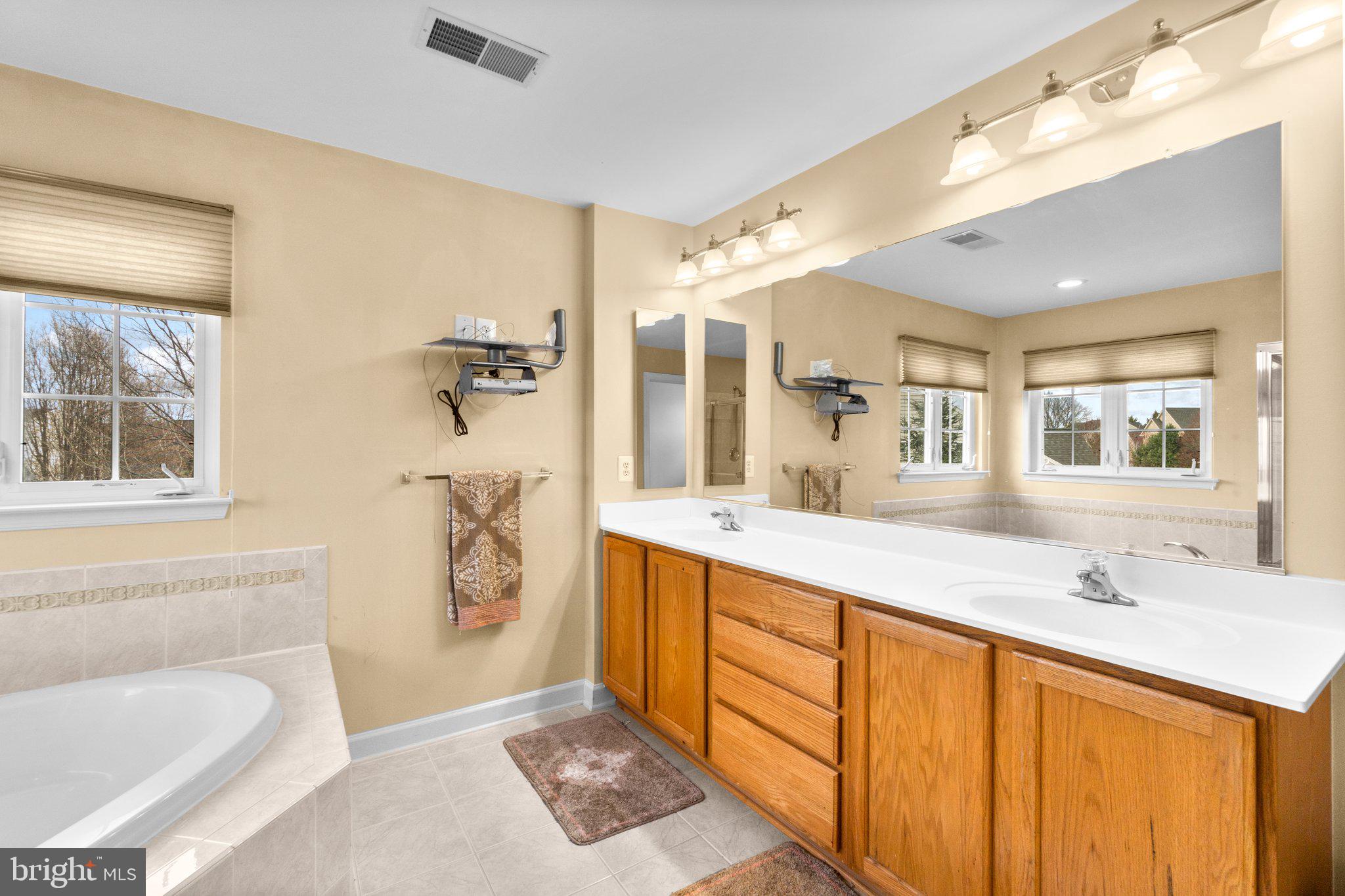 PARADISE MANOR - Residential