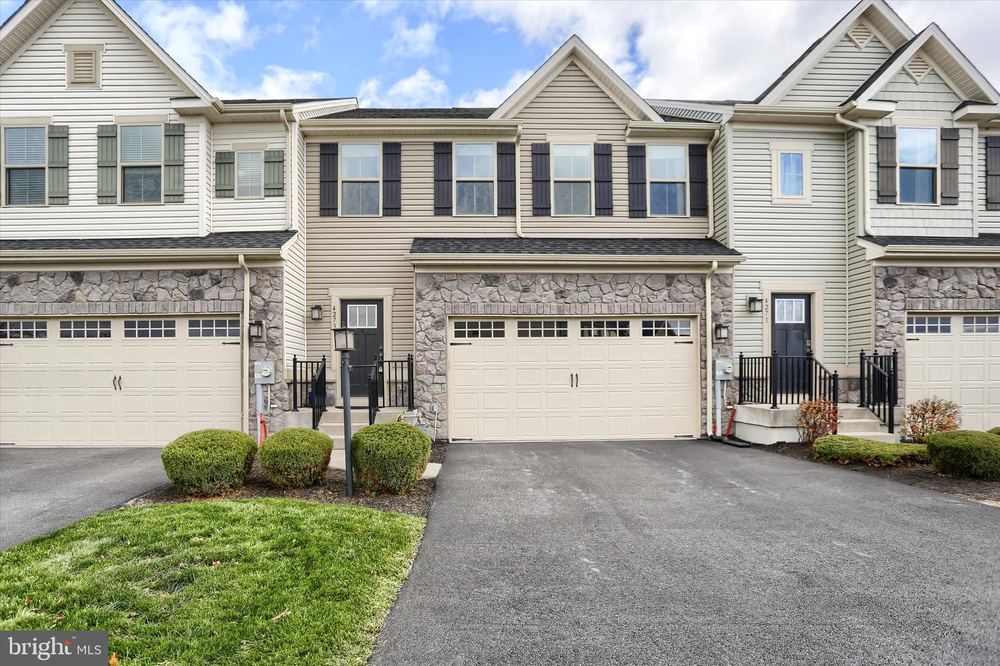 STRAY WINDS FARM - Residential