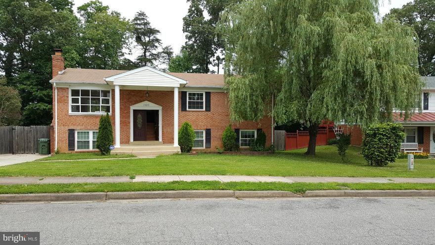 5 Bedrooms, 3 baths Split Foyer.