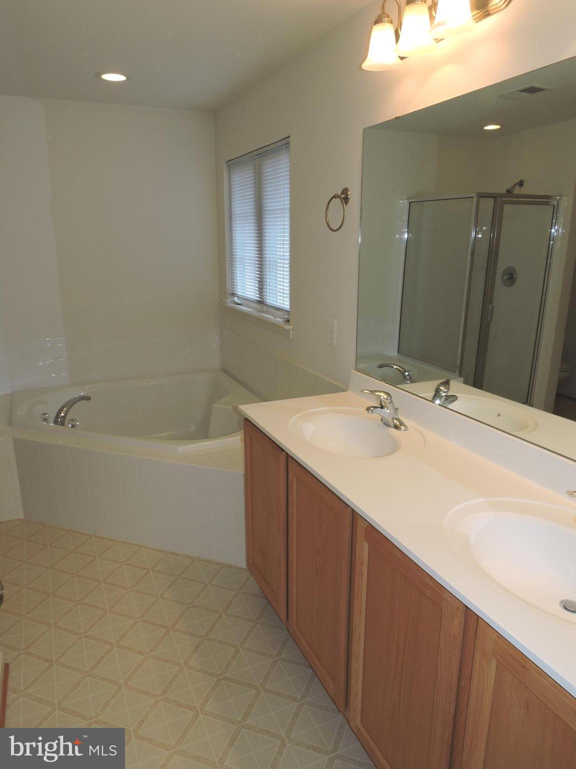 LAKELAND PLACE - Residential