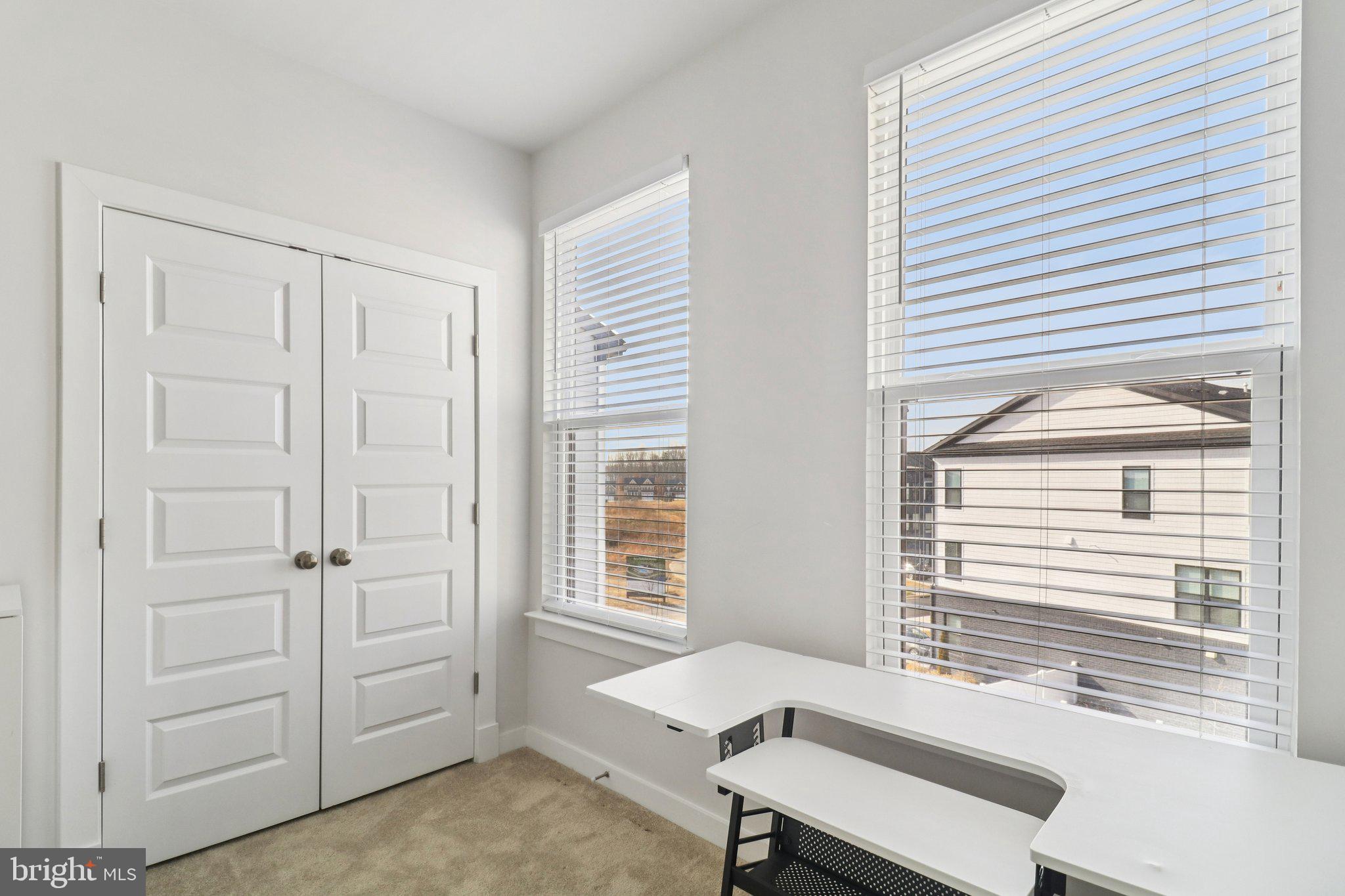 SOUTH LAKE - Residential