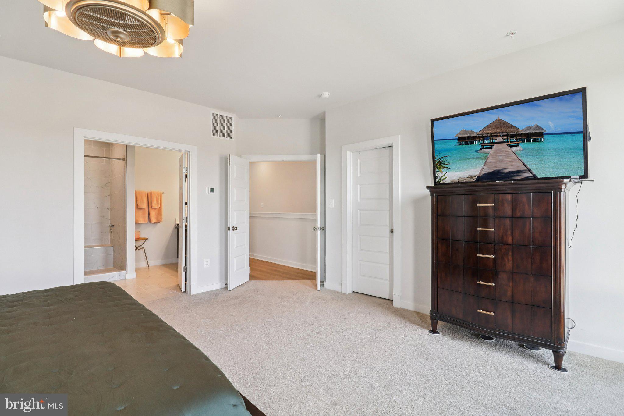 SOUTH LAKE - Residential