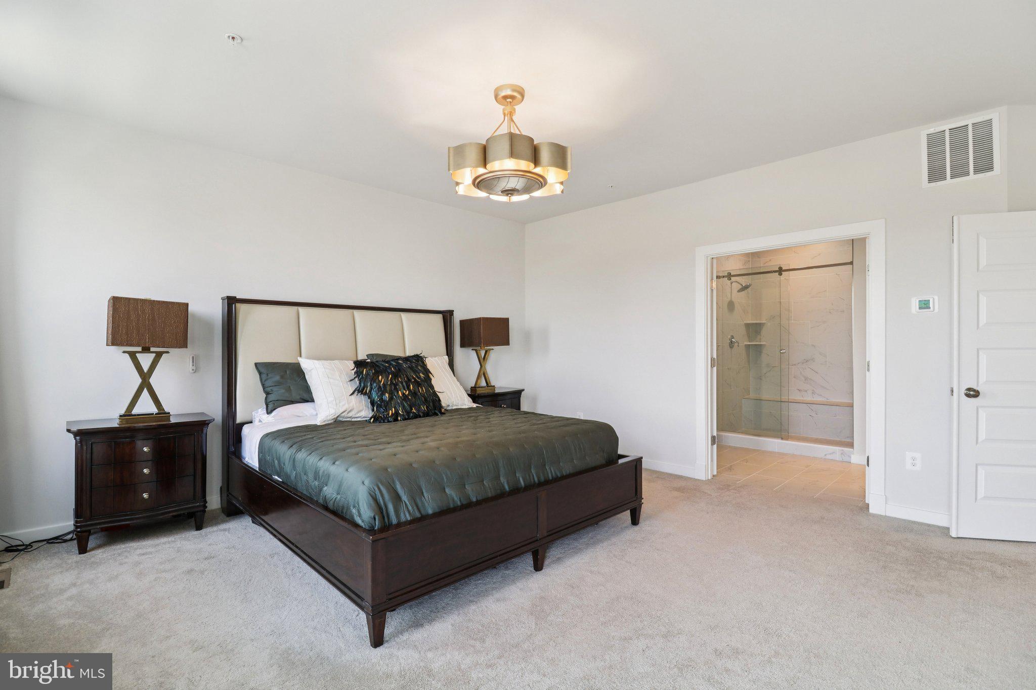 SOUTH LAKE - Residential