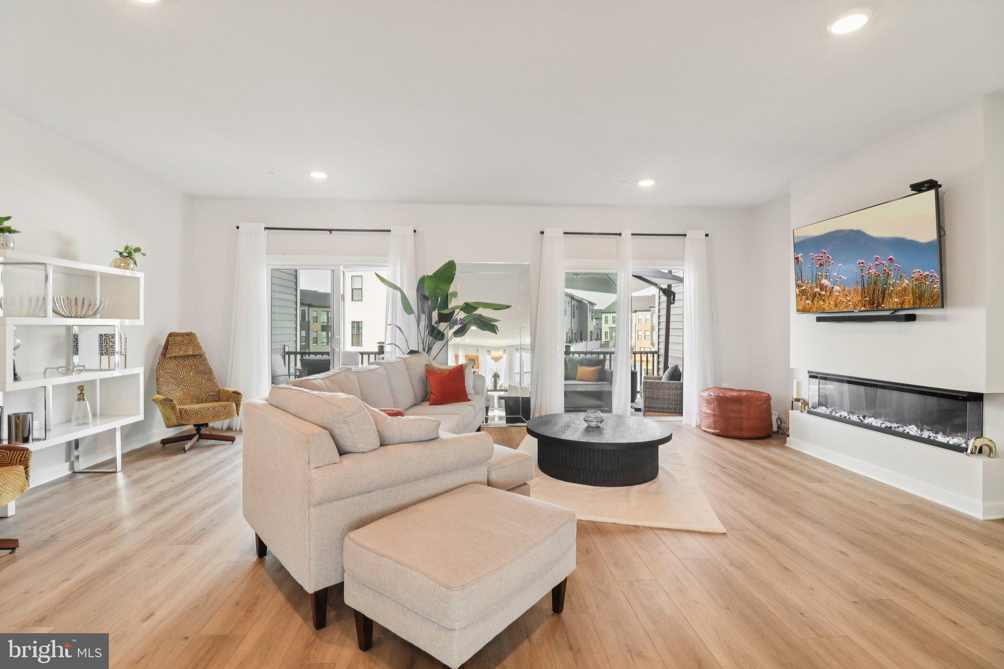 SOUTH LAKE - Residential