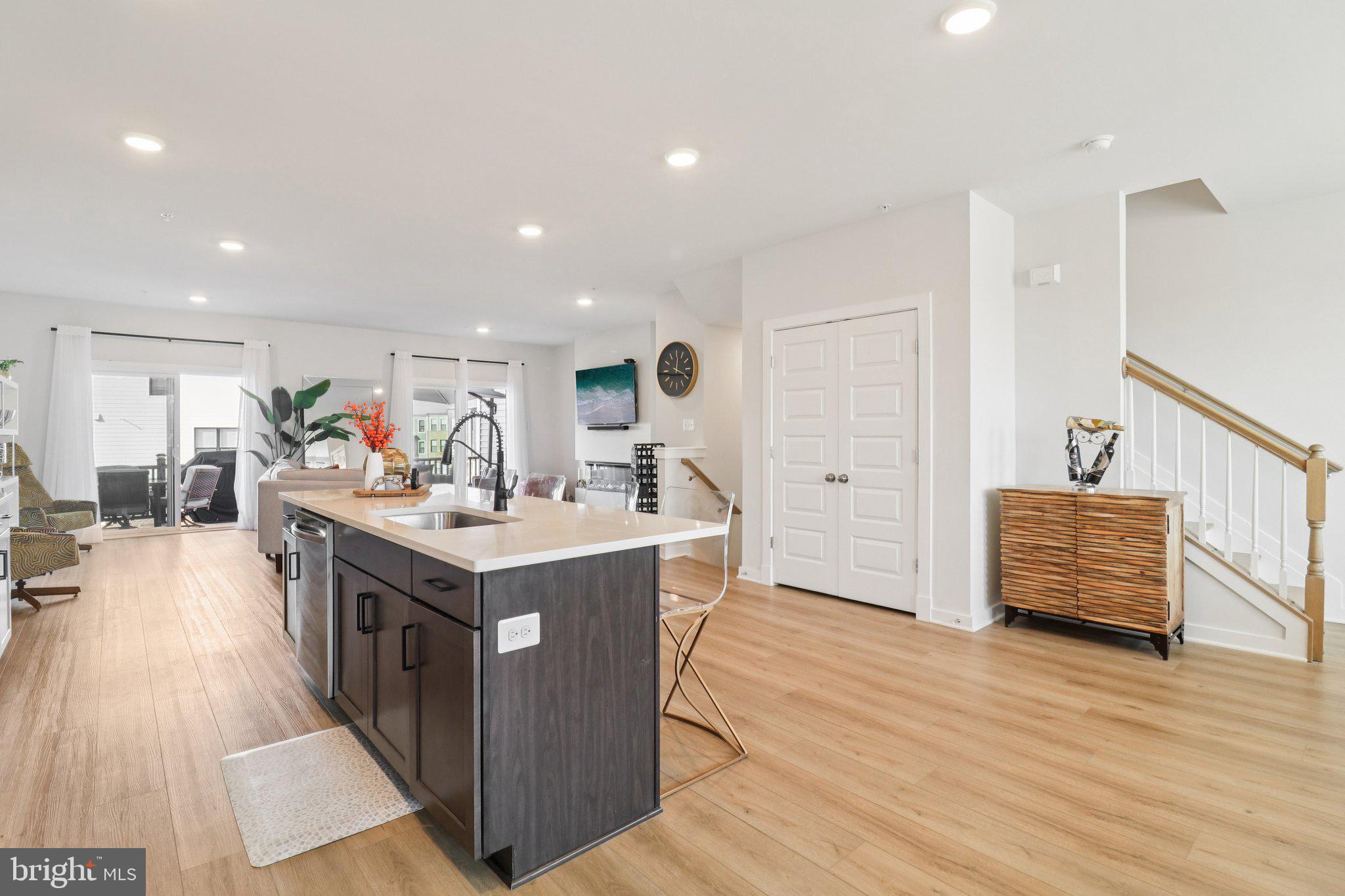 SOUTH LAKE - Residential