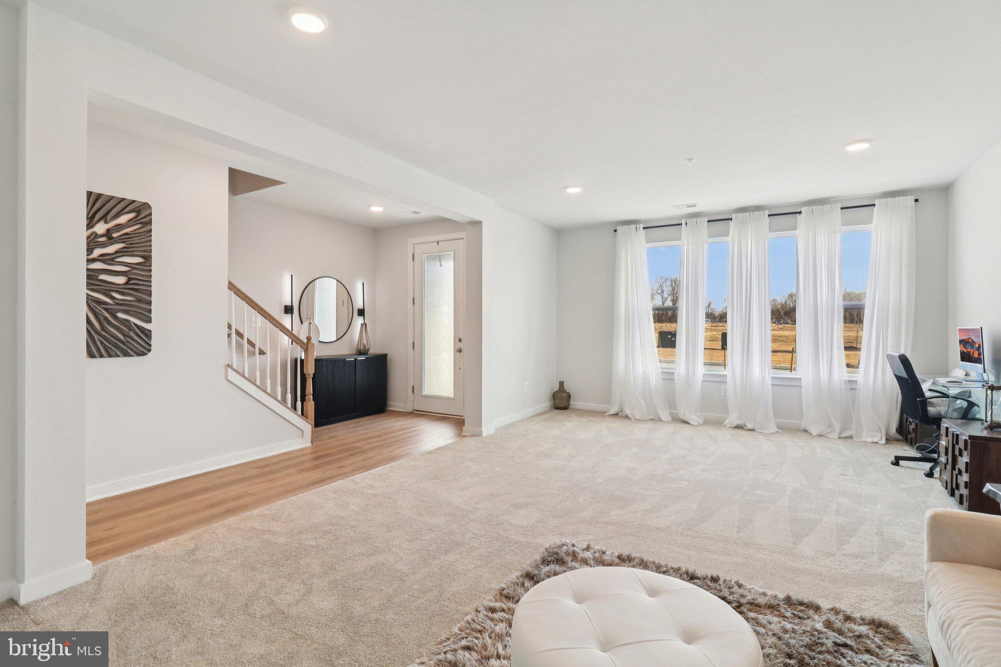 SOUTH LAKE - Residential