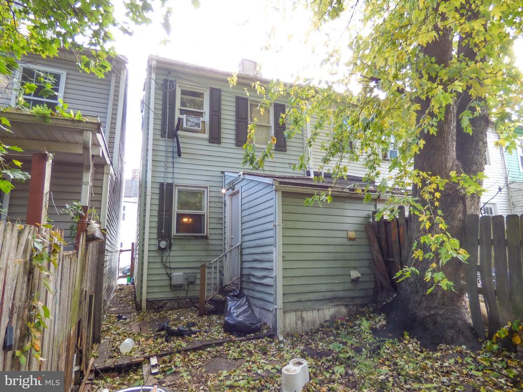 Photo of 321 E Walnut Street, YORK, PA 17403 (MLS # PAYK2093190)