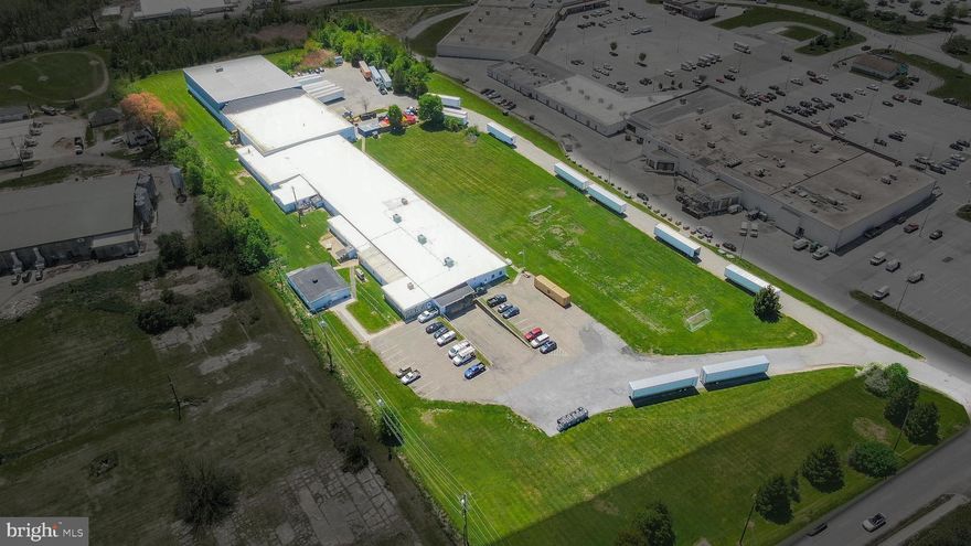 ADDRESS 738-740 W Cypress Street,
Kennett Square, PA
PROPERTY SIZE 11.2 Acres
TOTAL BUILDING SF +/- 76,000
WAREHOUSE SF +/- 72,000
OFFICE SF +/- 4,000
WAREHOUSE CEILING
HEIGHT
13 FT to 27 FT
TOWNSHIP New Garden
CAR PARKING 86 SPACES
LOADING DOCKS 8
DRIVE IN DOOR 1
ZONING C/I—Commercial Industrial
