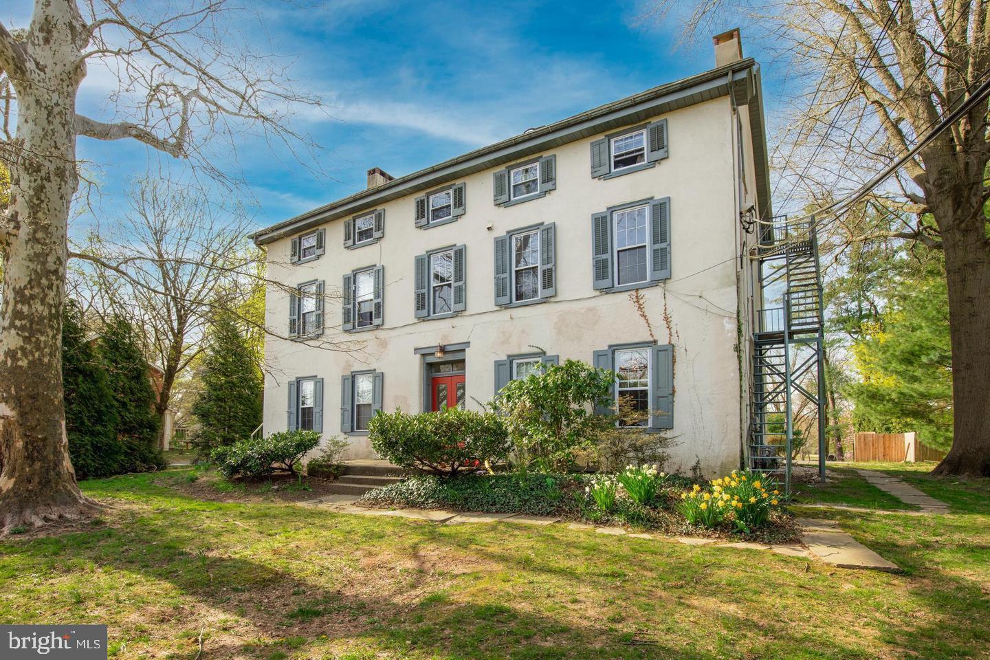 Two bedroom/one bathroom 1st floor apartment. On site common area laundry facility. Additional locked storage space included with rent in the basement. Ample off street parking. Building backs up to Kenilworth Park. One cat is allowed with additional pet fees.