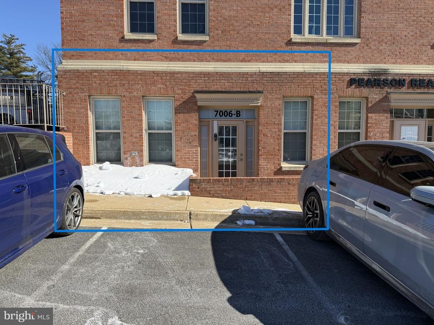 Large office area. Additional 4 rooms, reception area, bathroom, kitchenette, storage room, and private office room. Suitable for medical doctors, dentists, realtors, and insurance office.
- End unit on ground level 1,200 Sq Ft.
- 1st floor, parking in front.
- Convenient for handicap persons.