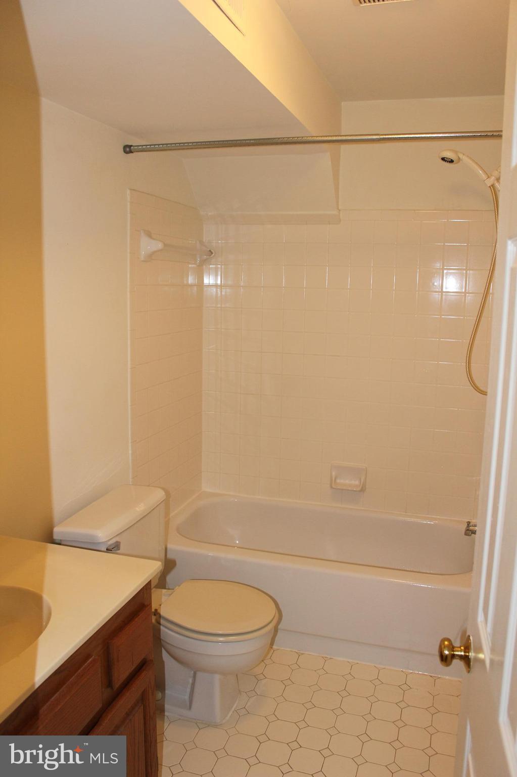 FAIR LAKES - Residential Lease