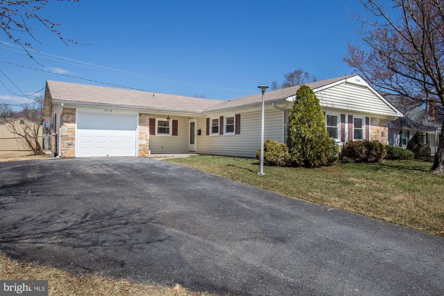 Outstanding new renovation in wonderful Meadowbrook at Belair. Totally New Kitchen Cabinets, New Quartz Counter tops, All New Appliances, New Washer/Dryer, New floor, New Lights, New paint. Open floor plan with an extra den. Deep indented spacious refrigerator, separated hood and hanging microwave, making extra space in kitchen and counter top.