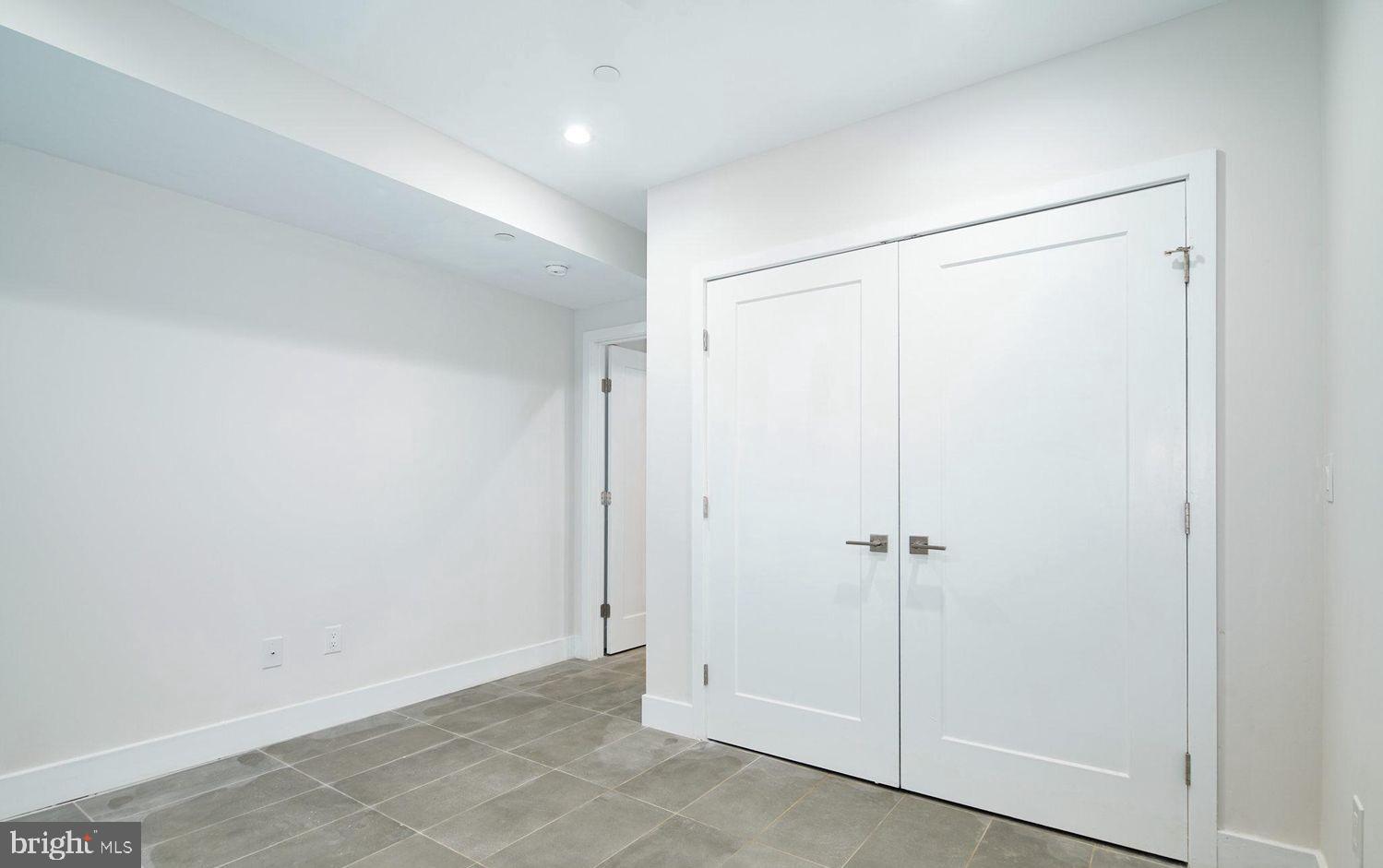 OLDE KENSINGTON - Residential Lease