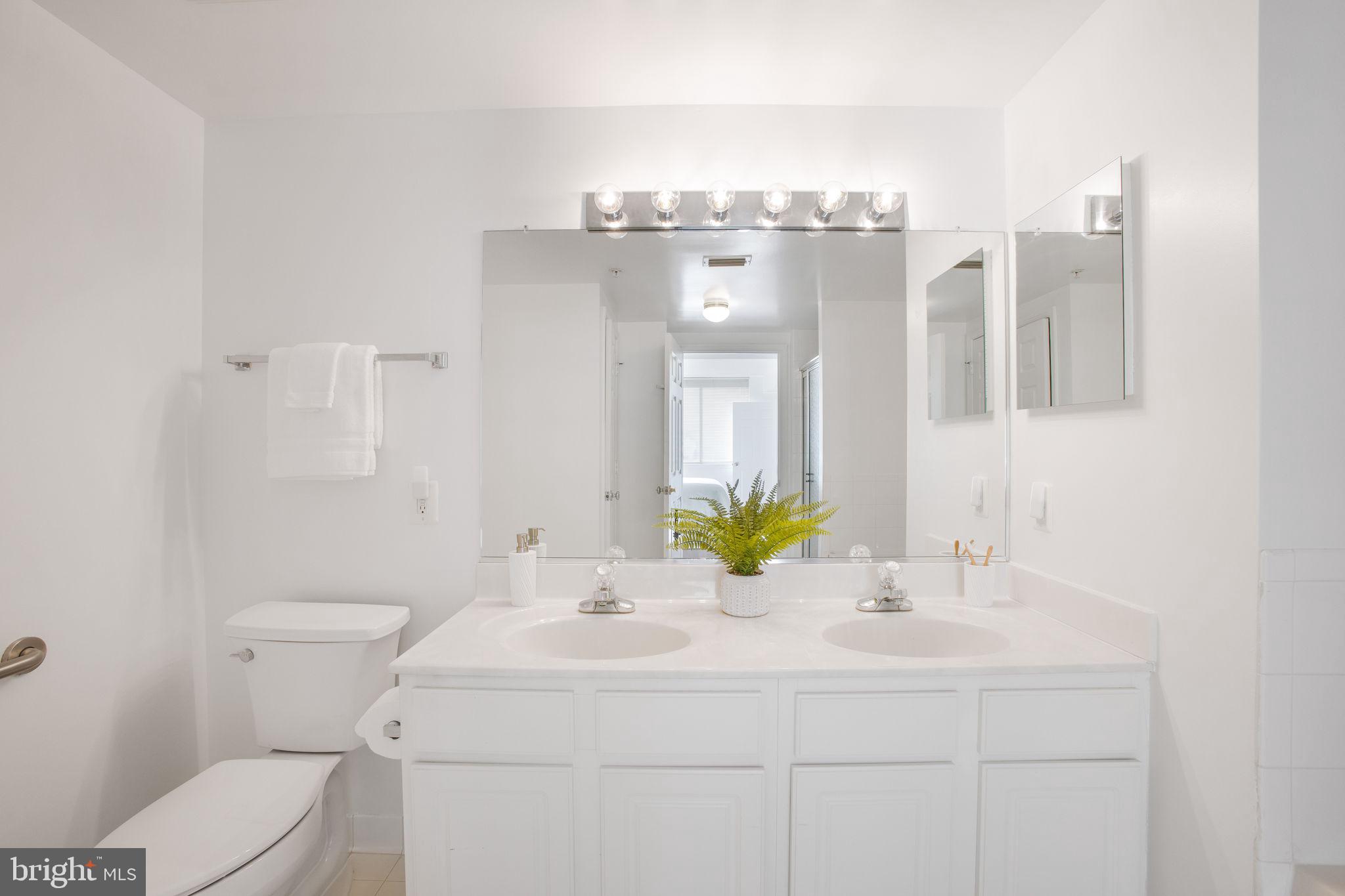 LEXINGTON SQUARE - Residential