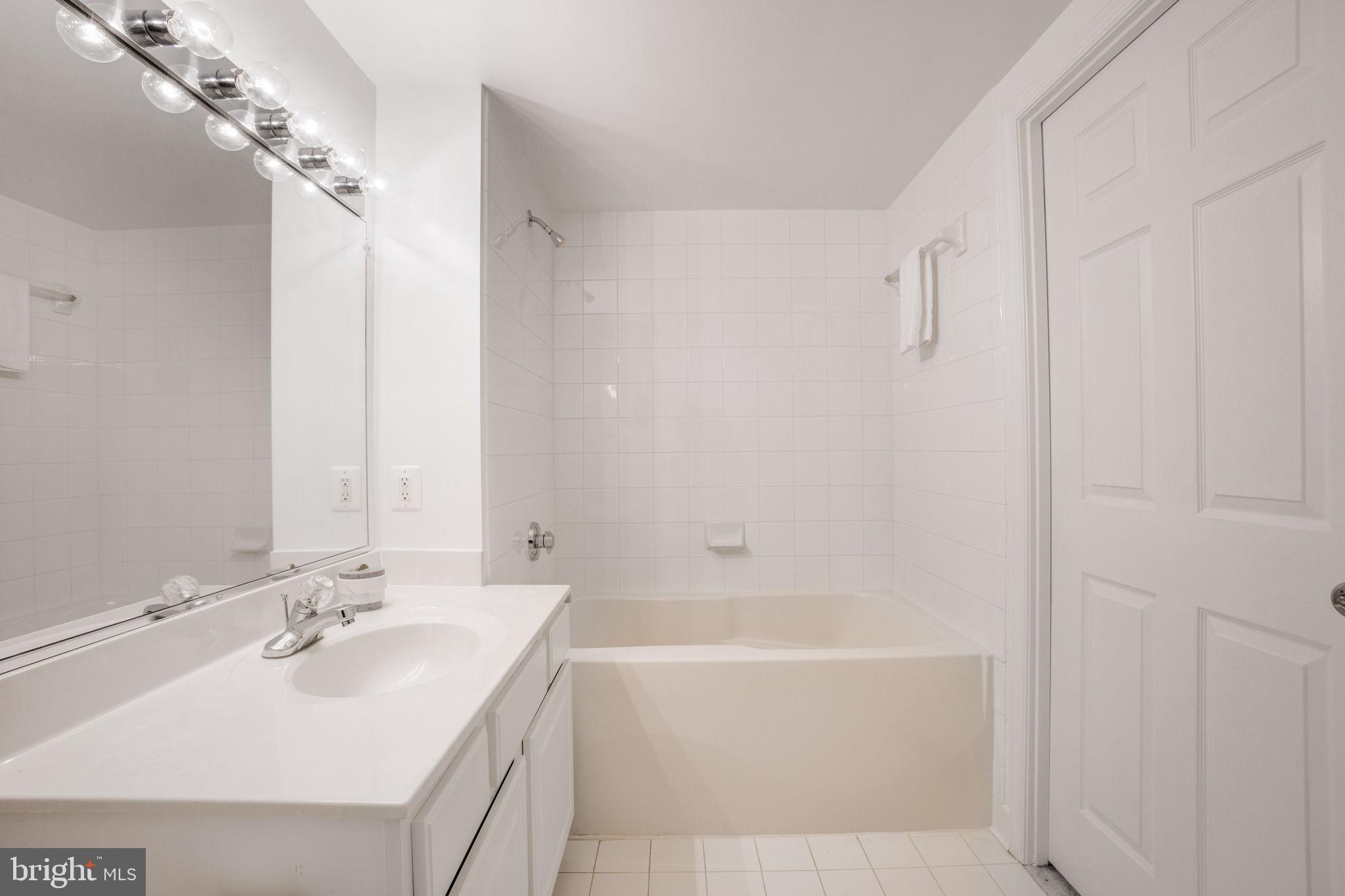 LEXINGTON SQUARE - Residential