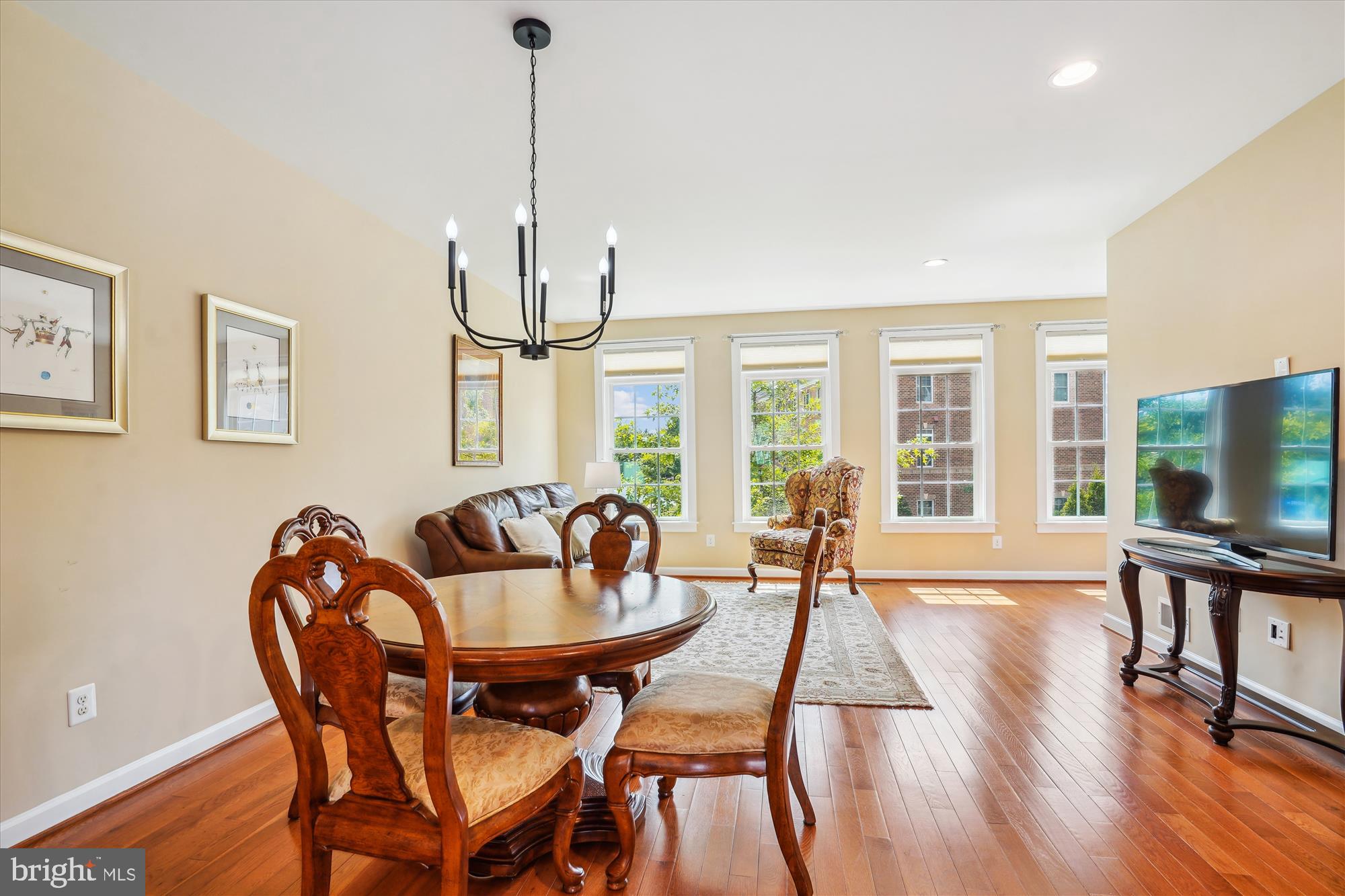 DISCOVERY SQUARE - Residential