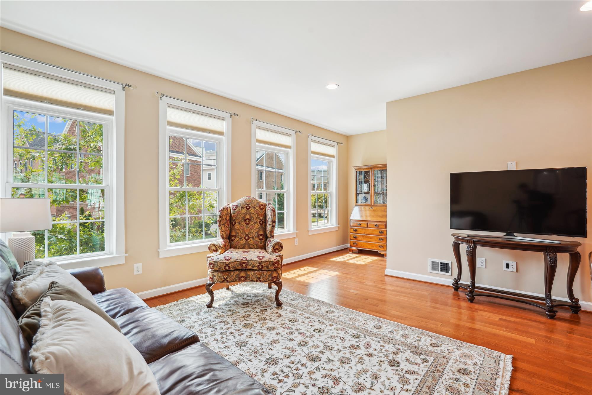 DISCOVERY SQUARE - Residential