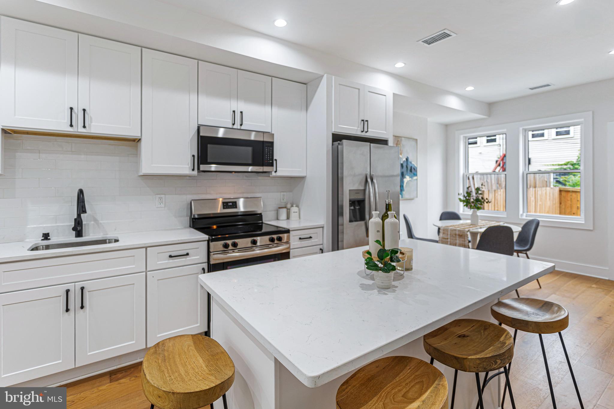 1107 QUEEN STREET NE 2