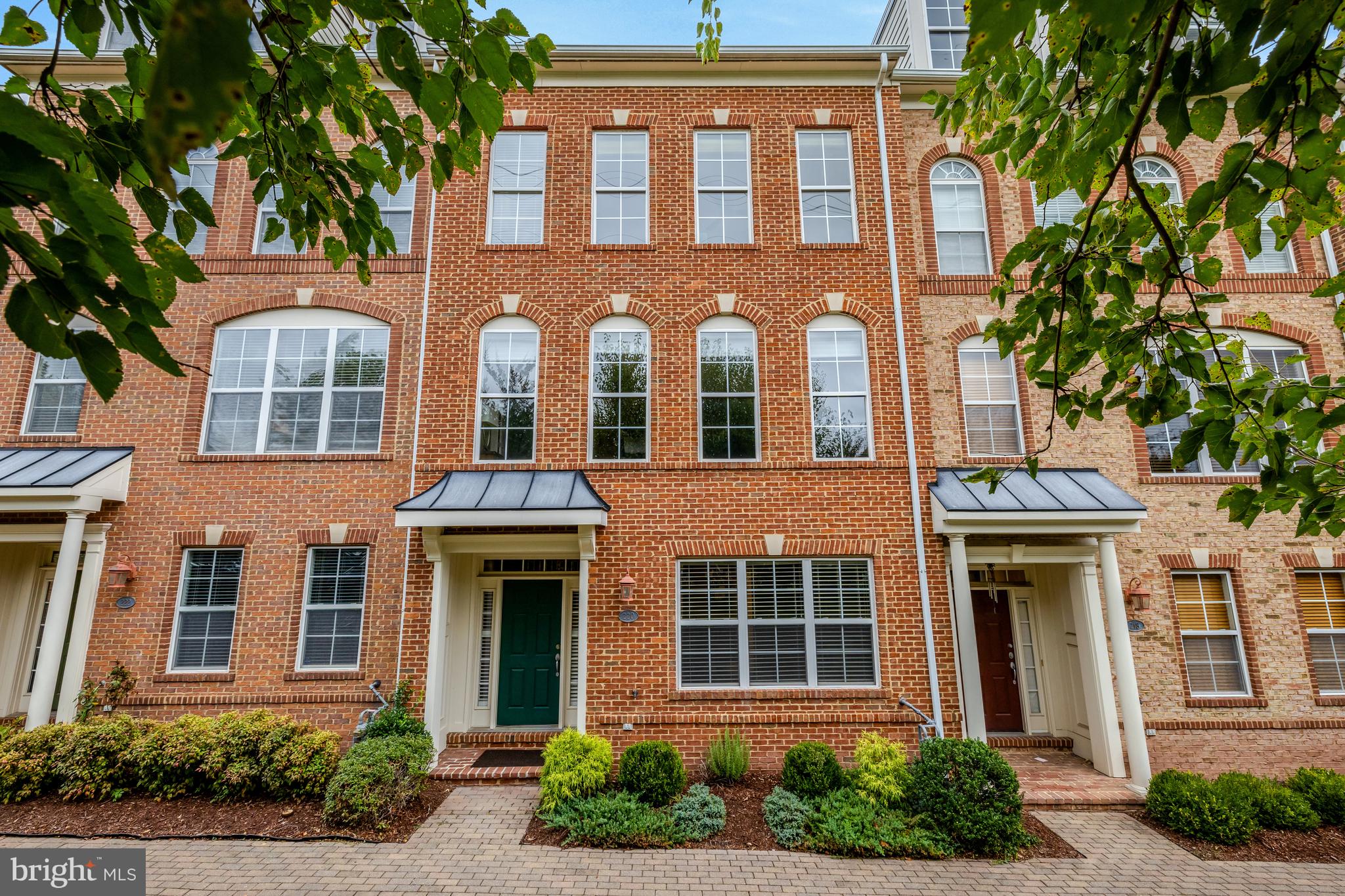 220 HERNDON STATION SQUARE