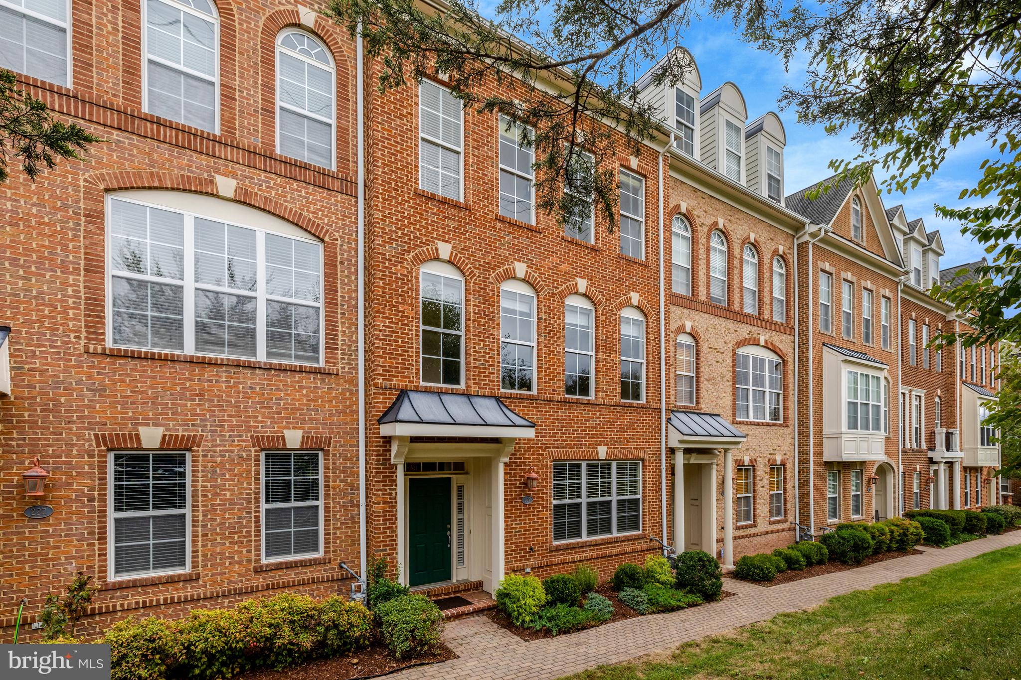 220 HERNDON STATION SQUARE