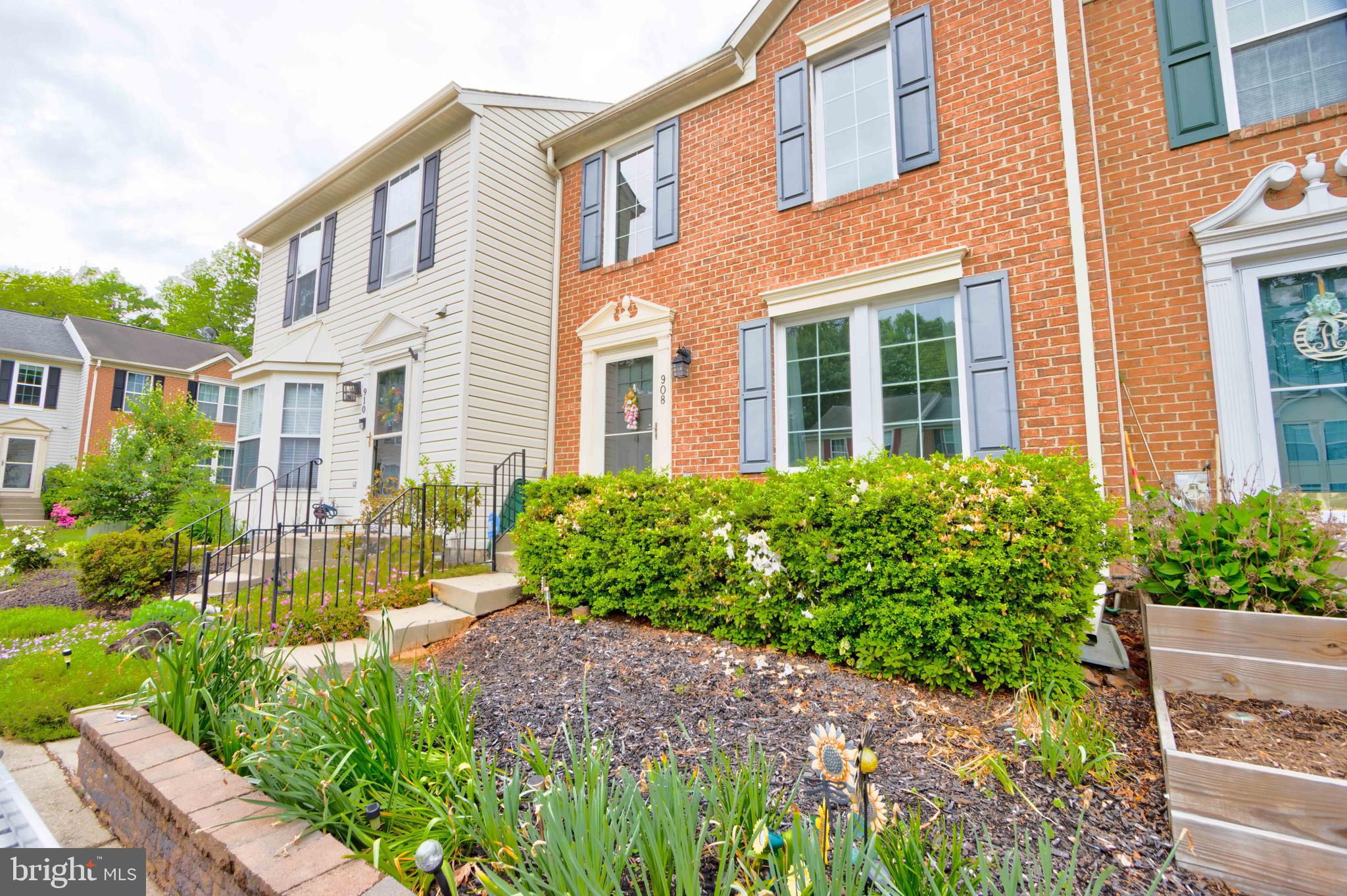 908 CHESTNUT WOOD COURT