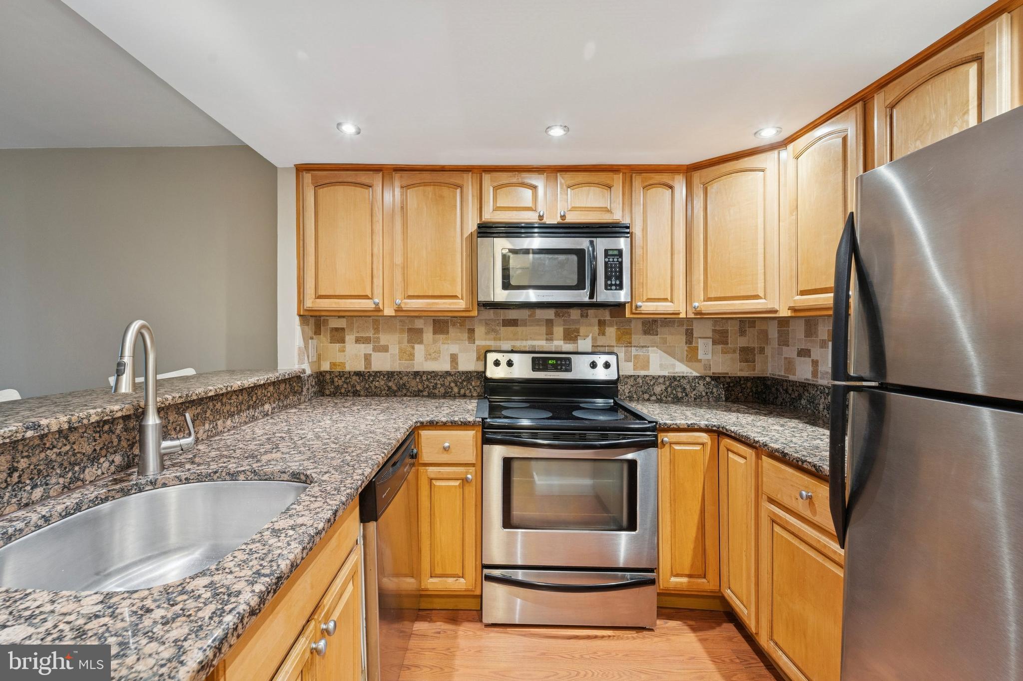 2001 HAMILTON STREET 00 318