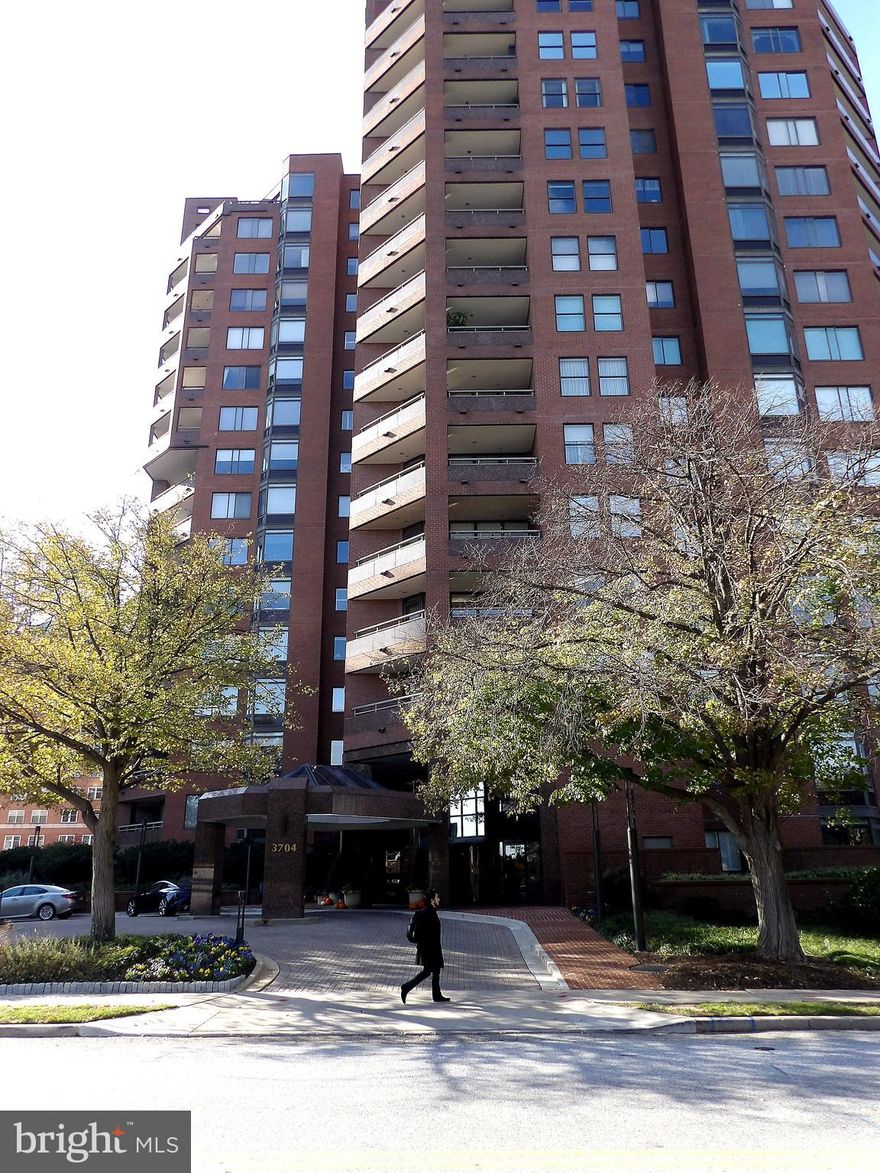 Highly desirable 3 Bedrooms 2.5 Baths in exclusive St James Condominium.  Fully renovated two years ago.  Unbeleavable master bathroom.  New gourmet kitchen.  2 parking spaces:  1 garage 1 outside covered.