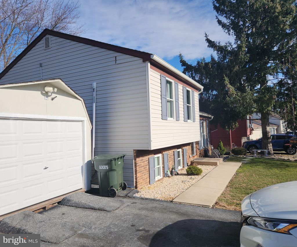 Photo of 2797 COBBLESTONE LN, LANCASTER, PA 17601 (MLS # PALA2030490)