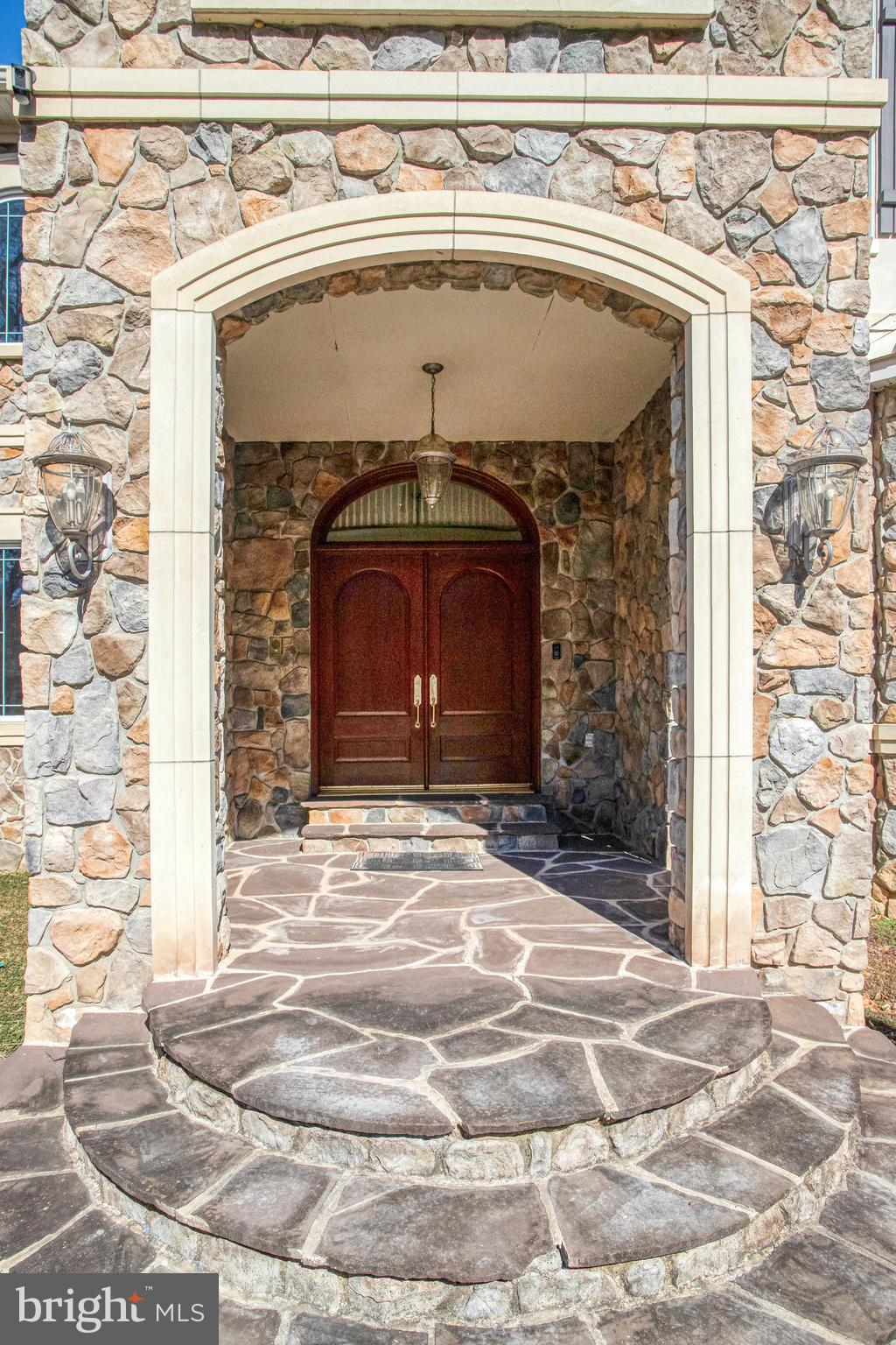 7024 GREEN OAK DRIVE