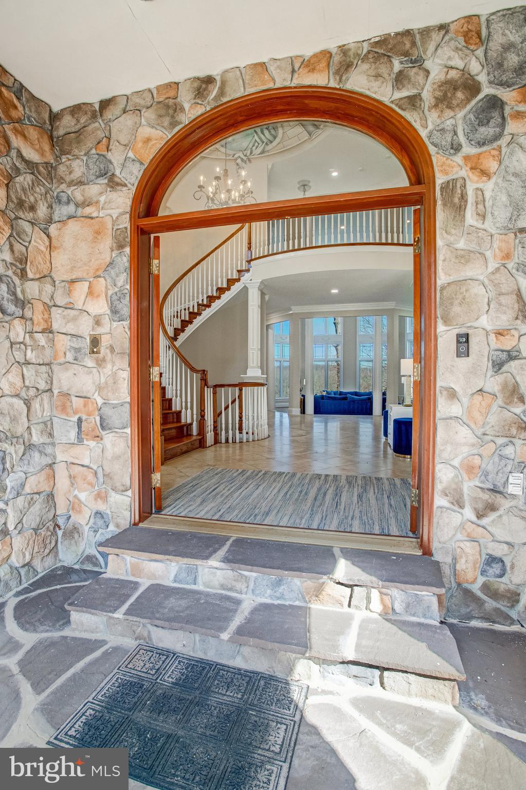 7024 GREEN OAK DRIVE