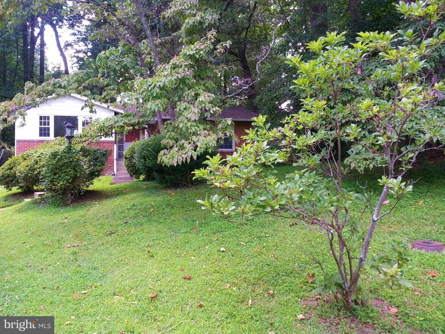 LOVELY, BRIGHT & SPACIOUS 4 BEDROOM 3 BATH HOME ON .57 ACRE IN VIENNA! Incredible sought after location on cul-de-sac w/ mature trees & landscape. Easy access to Rts.123 & 66, nearby metro, Town of Vienna, Tysons, Oakton, Fairfax, schools, shopping & more! Incredible opportunity to renovate or build. OPEN SAT & SUN. 1-4. DON'T MISS THIS ONE!