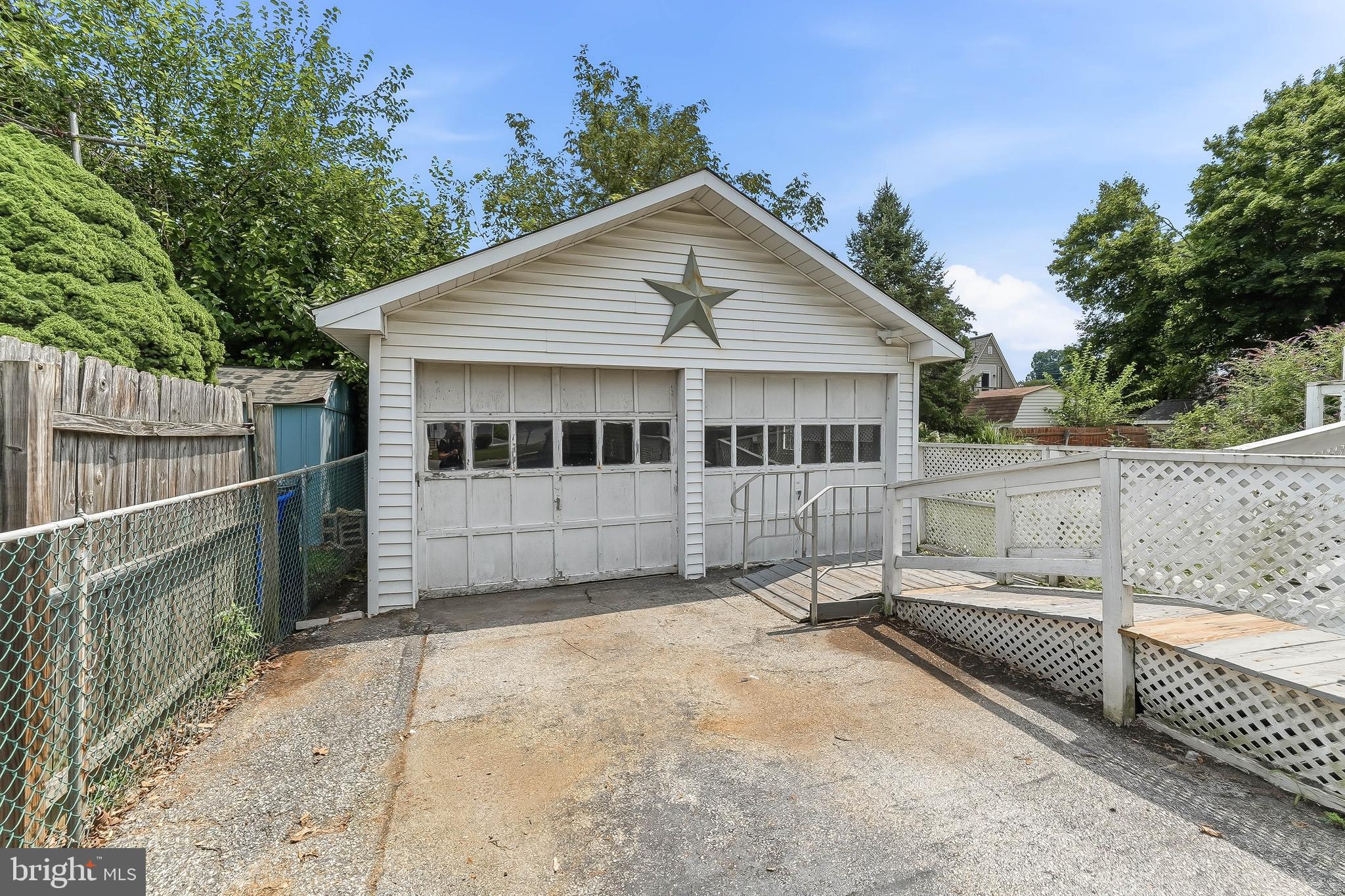 10 HAWTHORNE AVENUE