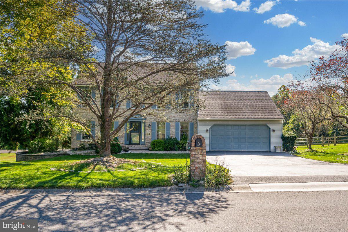 5 WOODHELVEN COURT