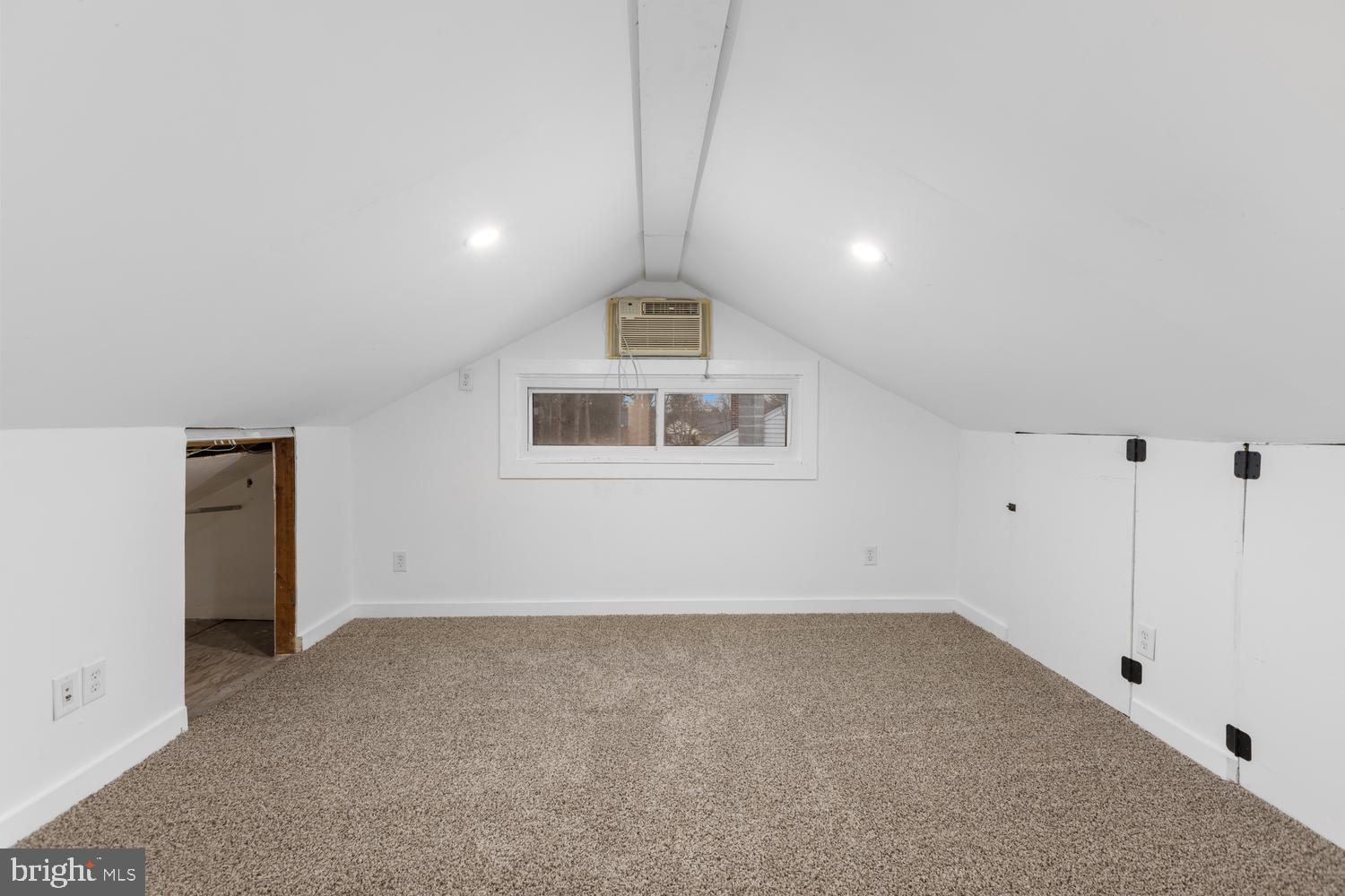 QUAKER HILLS - Residential