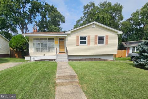 Photo of 4627 Glasgow Drive, ROCKVILLE, MD 20853 (MLS # MDMC2201752)