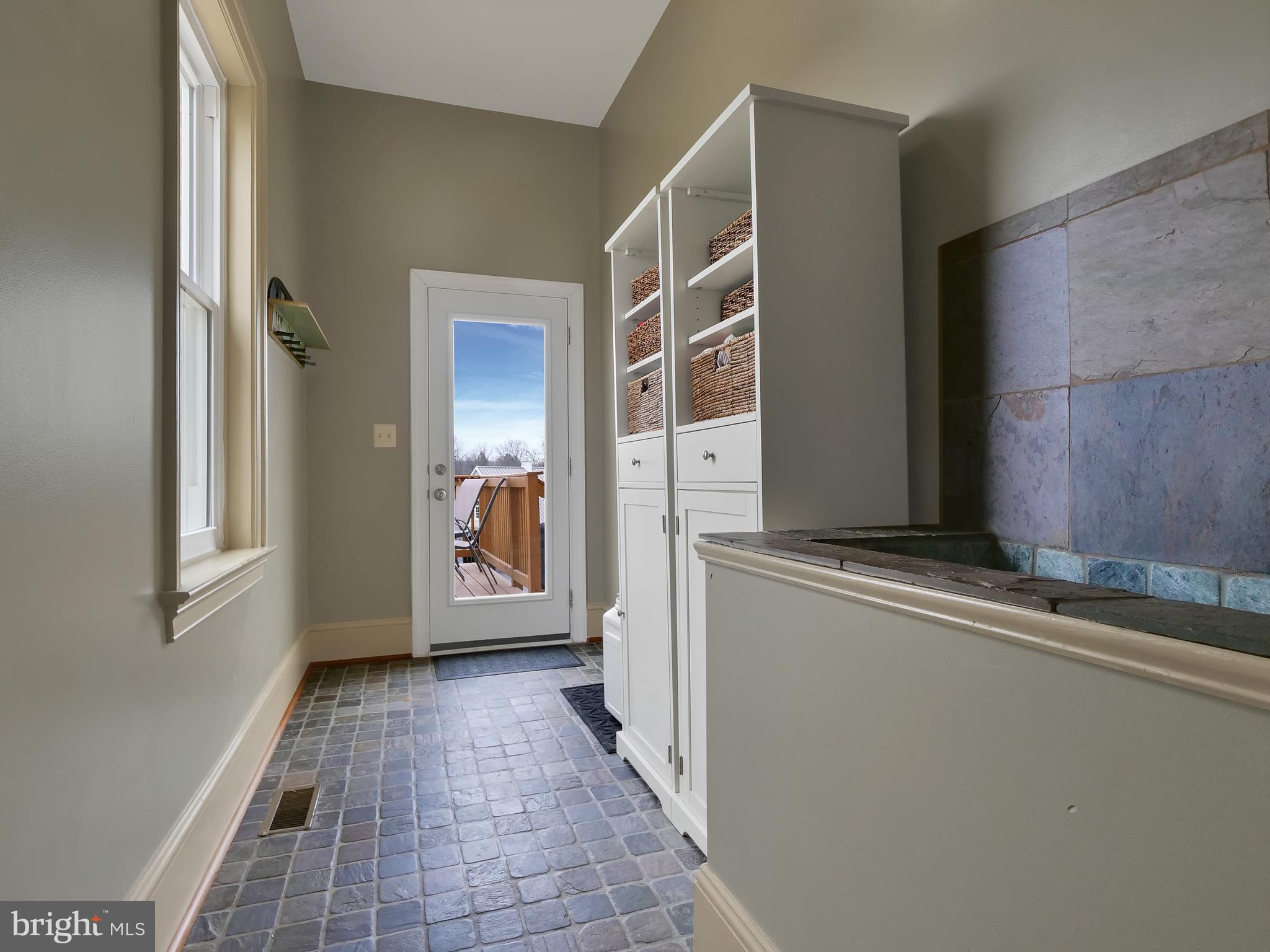 E DEBUTTS LAND - Residential