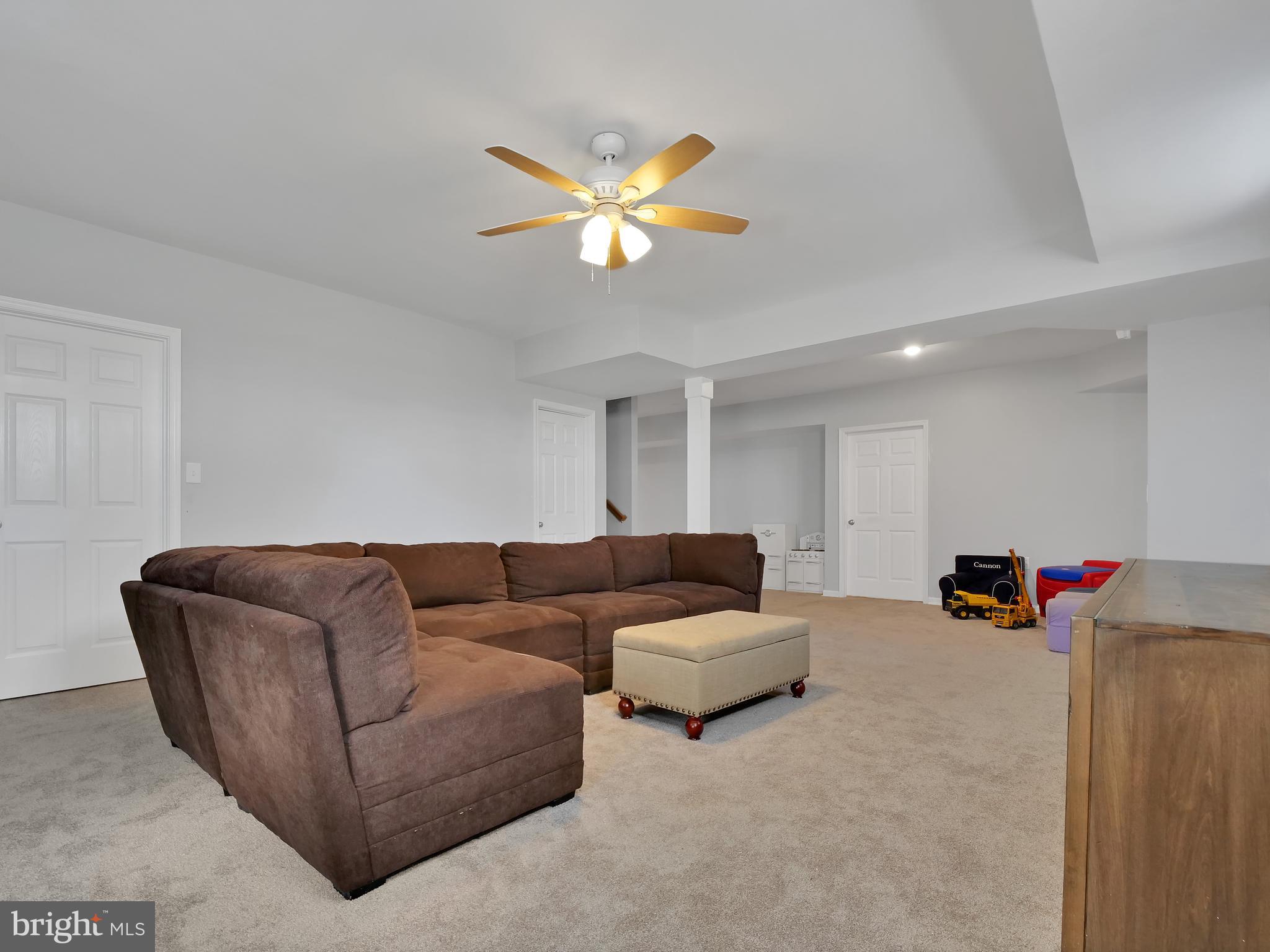 E DEBUTTS LAND - Residential