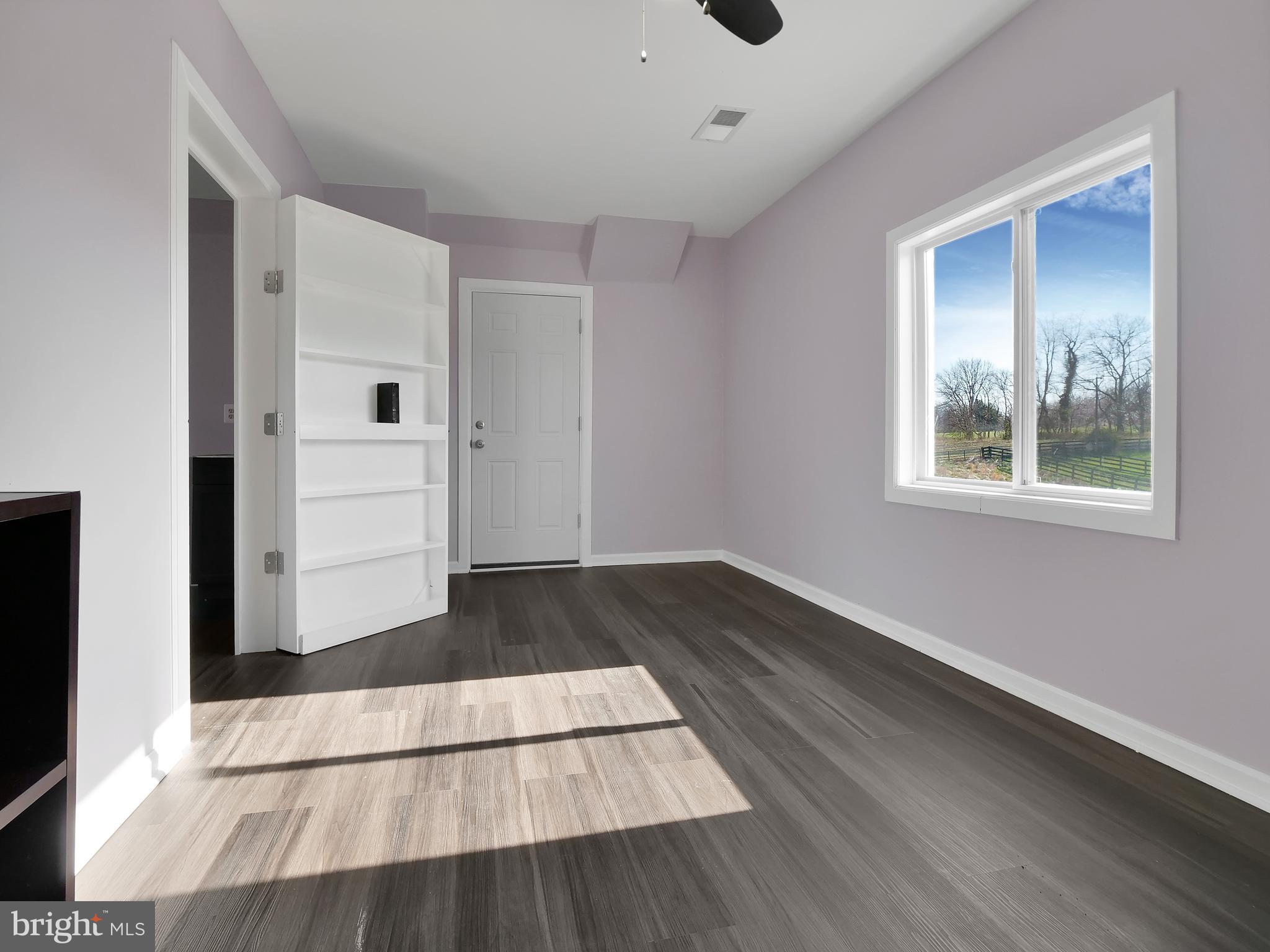 E DEBUTTS LAND - Residential