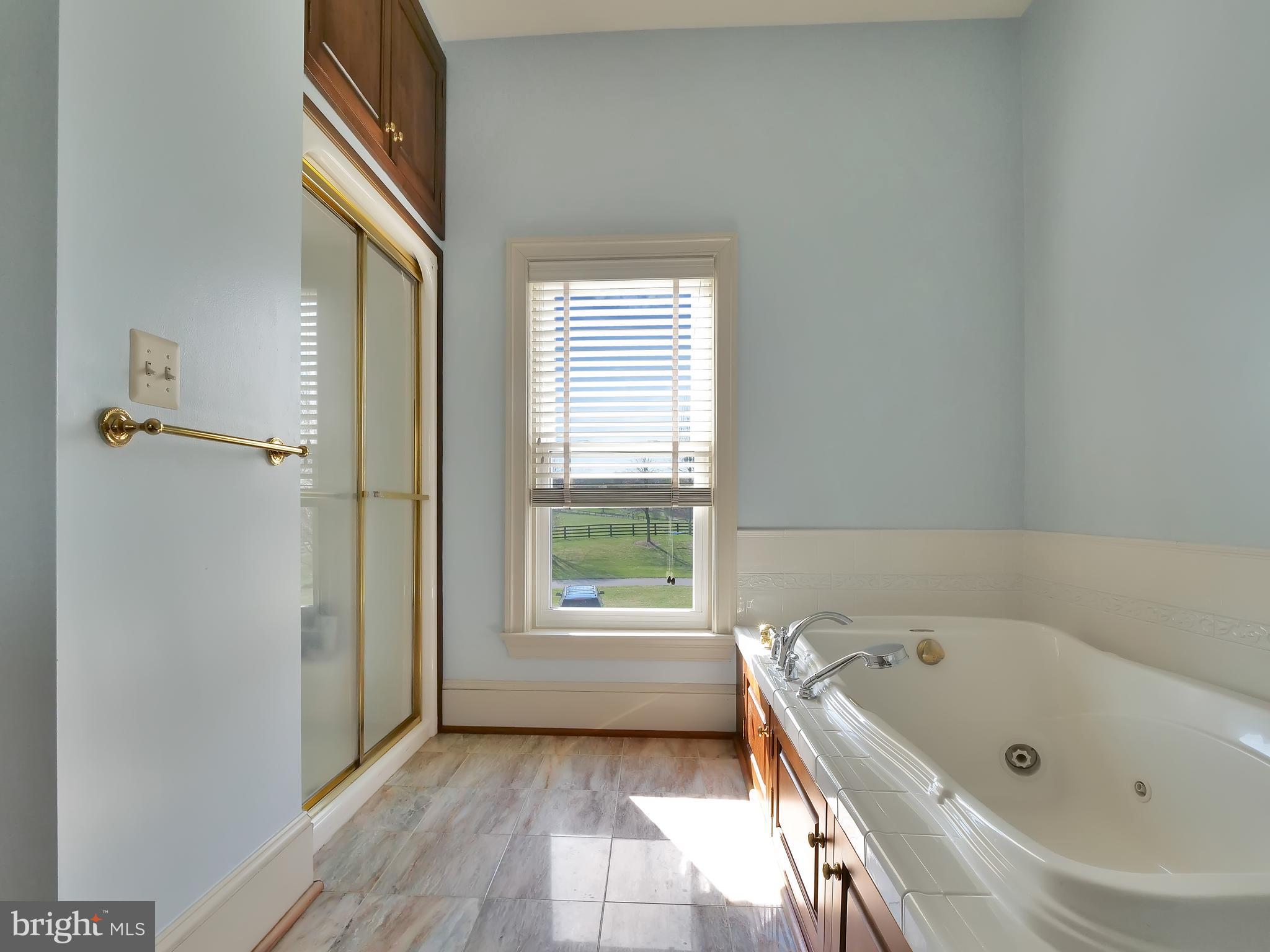 E DEBUTTS LAND - Residential