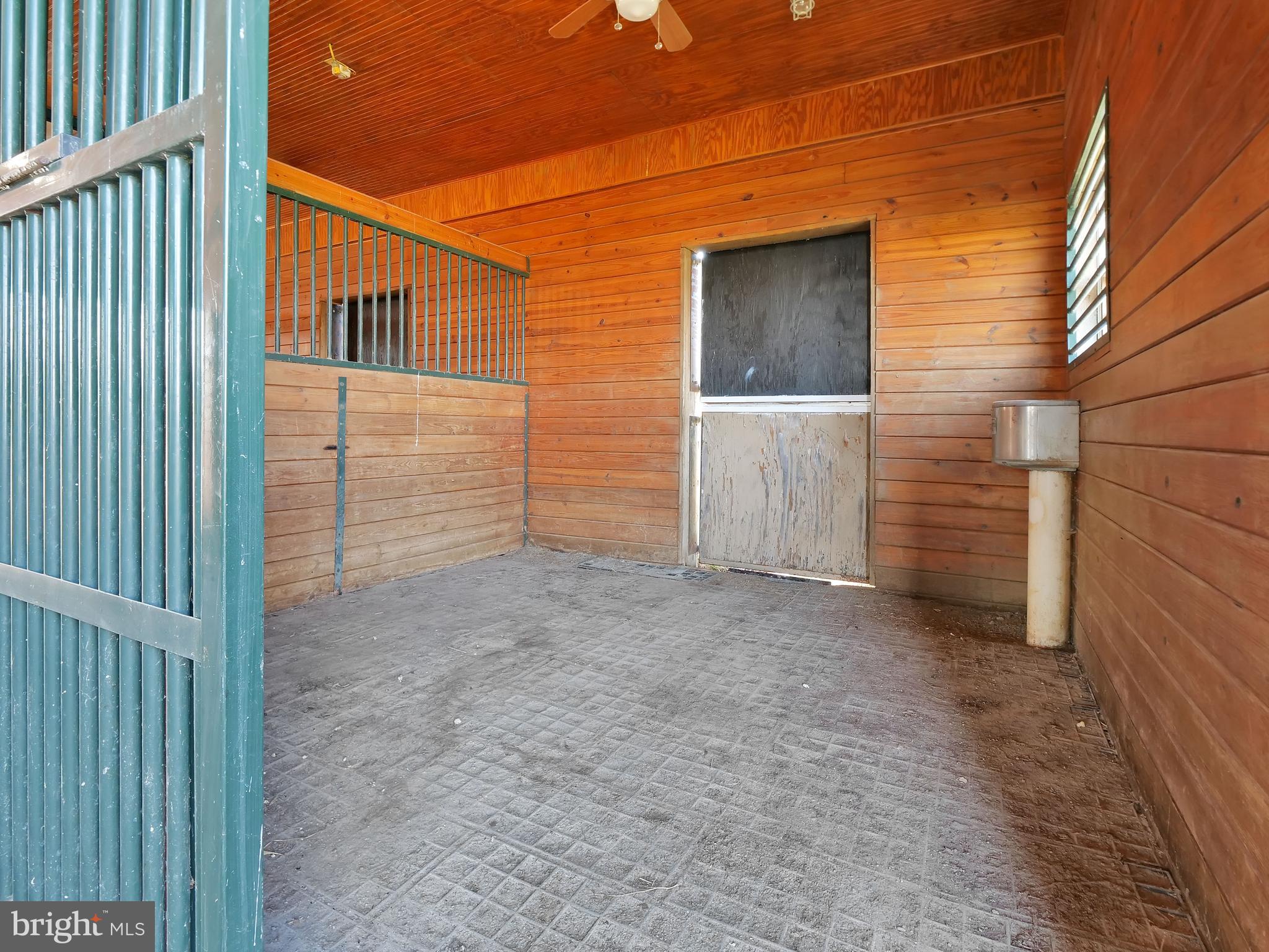 E DEBUTTS LAND - Residential